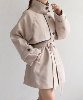 【ゼヴォン/Thevon】のパイピングスタンドカラーミドルコート 人気、トレンドファッション・服の通販 founy(ファニー) ファッション Fashion レディースファッション Fashion for Women アウター Coat / Outerwear Collection コート・ロングコート・ピーコート Long Coats, Peacoats & More アクセサリー Fashion Accessories 秋 Autumn シンプル Simple, Minimal スタンド Stand Collar, Upright Stand パイピング Piping, Trim Design ミドル Middle Length, Mid Height ワンポイント One Point, Statement Accent 冬 Winter / This Winter エレガント 上品 Elegant ビジネス 仕事 通勤 Business / Work / Commuting 2025年 2025 2025-2026秋冬・A/W Autumn/Winter 2025–26 AW25–26 |ID:prp329100004646213