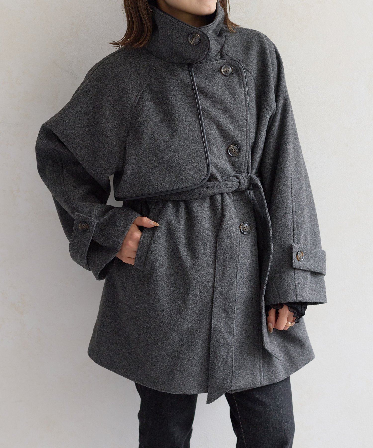 【ゼヴォン/Thevon】のパイピングスタンドカラーミドルコート インテリア・キッズ・メンズ・レディースファッション・服の通販 founy(ファニー) 　ファッション　Fashion　レディースファッション　Fashion for Women　アウター　Coat / Outerwear Collection　コート・ロングコート・ピーコート　Long Coats, Peacoats & More　アクセサリー　Fashion Accessories　秋　Autumn　シンプル　Simple, Minimal　スタンド　Stand Collar, Upright Stand　パイピング　Piping, Trim Design　ミドル　Middle Length, Mid Height　ワンポイント　One Point, Statement Accent　冬　Winter / This Winter　エレガント 上品　Elegant　ビジネス 仕事 通勤　Business / Work / Commuting　2025年　2025　2025-2026秋冬・A/W　Autumn/Winter 2025–26 AW25–26　チャコールグレー|ID: prp329100004646213 ipo3291000000033534415