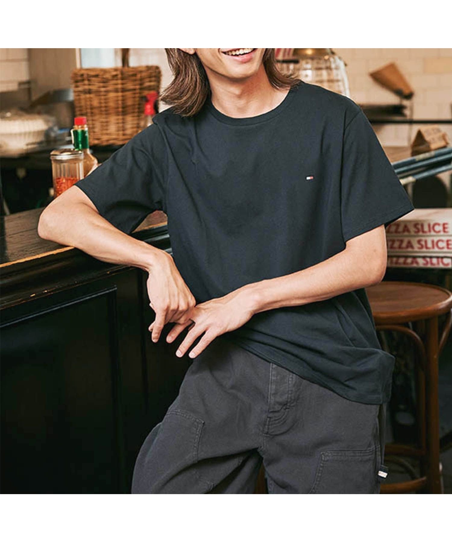 【トミーヒルフィガー/TOMMY HILFIGER】の【オンライン限定】トミーヒルフィガー ワンポイントロゴクルーネックオーバーサイズTシャツ インテリア・キッズ・メンズ・レディースファッション・服の通販 founy(ファニー) 　ファッション　Fashion　レディースファッション　Fashion for Women　トップス・カットソー　Cut & Sew Tops　シャツ・ブラウス・オフィスカジュアル　Elegant Blouses & Button-Ups　ロングTシャツ・Tシャツ　Longline T-Shirts & Tees　アメリカン　American Style　インナー　Innerwear　クラシック　Classic, Timeless Style　ジャケット　Jacket, Outerwear　ストレッチ　Stretch, Stretchy Fabric　スマート　Smart, Elegant　デニム　Denim, Jeans Material　人気　Popular, Best Seller　フィット　Fit, Slim Fit　モダン　Modern, Contemporary　ワンポイント　One Point, Statement Accent　おすすめ　Recommended / Our Picks　ゴルフ　Golf　ブラックBDS|ID: prp329100004646420 ipo3291000000033581710