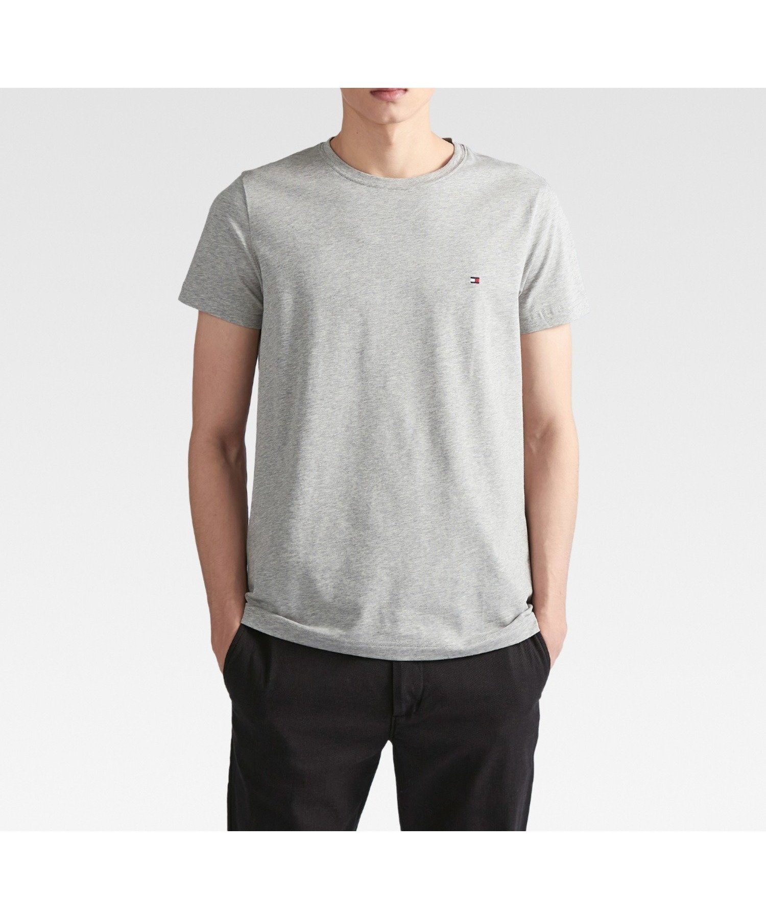 【トミーヒルフィガー/TOMMY HILFIGER】の【オンライン限定】トミーヒルフィガー ワンポイントロゴクルーネックオーバーサイズTシャツ インテリア・キッズ・メンズ・レディースファッション・服の通販 founy(ファニー) 　ファッション　Fashion　レディースファッション　Fashion for Women　トップス・カットソー　Cut & Sew Tops　シャツ・ブラウス・オフィスカジュアル　Elegant Blouses & Button-Ups　ロングTシャツ・Tシャツ　Longline T-Shirts & Tees　アメリカン　American Style　インナー　Innerwear　クラシック　Classic, Timeless Style　ジャケット　Jacket, Outerwear　ストレッチ　Stretch, Stretchy Fabric　スマート　Smart, Elegant　デニム　Denim, Jeans Material　人気　Popular, Best Seller　フィット　Fit, Slim Fit　モダン　Modern, Contemporary　ワンポイント　One Point, Statement Accent　おすすめ　Recommended / Our Picks　ゴルフ　Golf　グレーP01|ID: prp329100004646420 ipo3291000000033581711