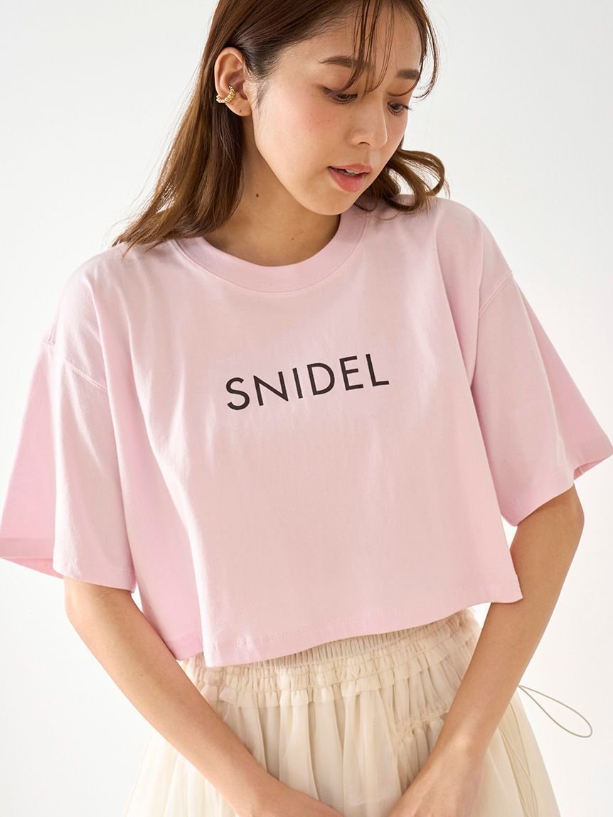 【スナイデル/SNIDEL】のSNIDELロゴTシャツ インテリア・キッズ・メンズ・レディースファッション・服の通販 founy(ファニー) 　ファッション　Fashion　レディースファッション　Fashion for Women　トップス・カットソー　Cut & Sew Tops　シャツ・ブラウス・オフィスカジュアル　Elegant Blouses & Button-Ups　ロングTシャツ・Tシャツ　Longline T-Shirts & Tees　クロップド　Cropped, Short Length　スウェット / スエット　Sweatshirt, Sweatwear　スタイリッシュ　Stylish, Fashionable　デニム　Denim, Jeans Material　バランス　Balance, Style Balance　フロント　Front, Front Design　プリント　Print, Printed Pattern　プレート　Plate, Dish　メタル　Metal, Metal Parts　今季　This Season, Current Season　PNK[066]|ID: prp329100004646442 ipo3291000000033537065