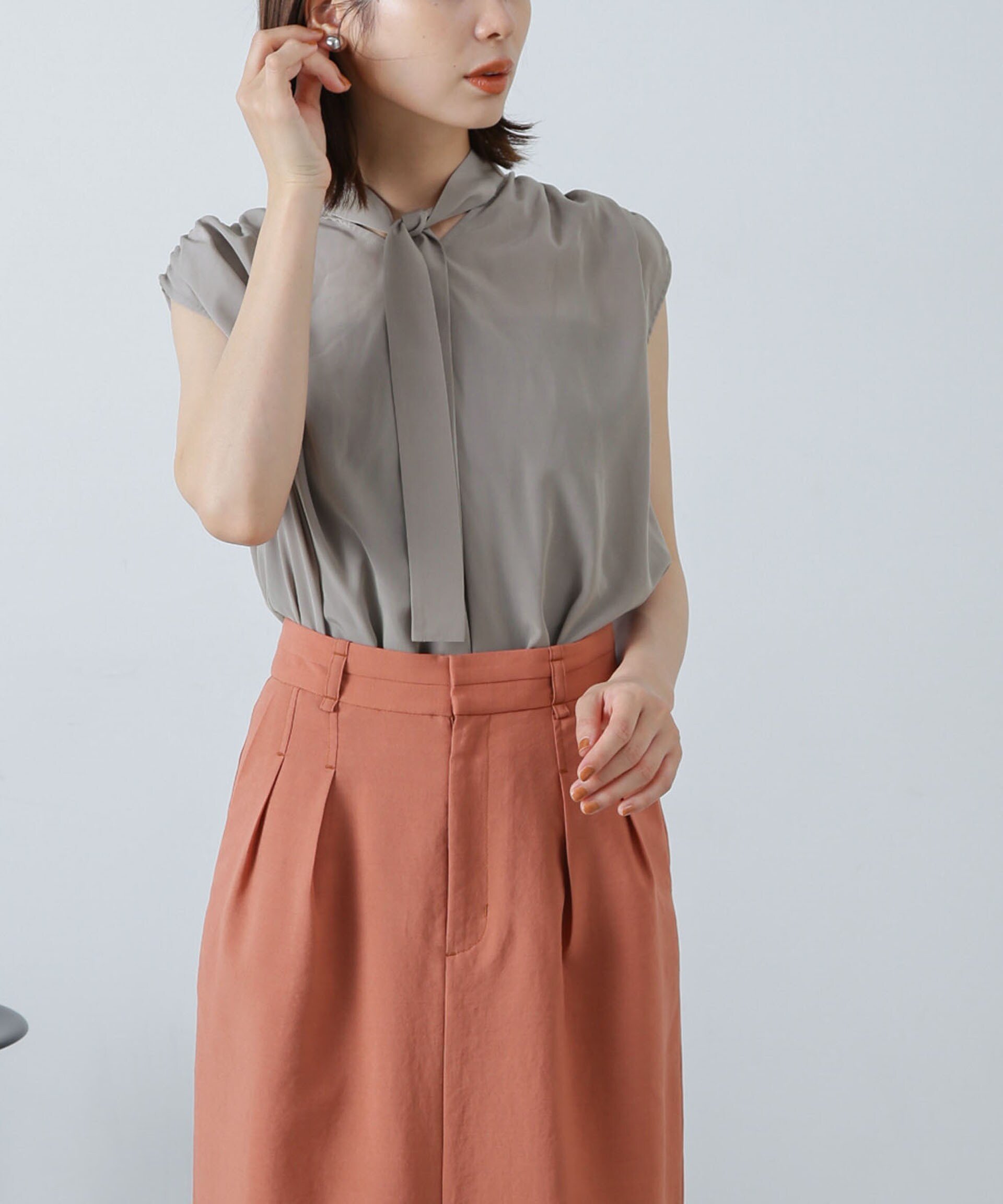 【ナノ ユニバース/nano universe】のショルダーギャザーボウタイブラウス インテリア・キッズ・メンズ・レディースファッション・服の通販 founy(ファニー) 　ファッション　Fashion　レディースファッション　Fashion for Women　トップス・カットソー　Cut & Sew Tops　シャツ・ブラウス・オフィスカジュアル　Elegant Blouses & Button-Ups　ウォッシャブル　Machine Washable　ギャザー　Gathered, Ruffled　シアー　Sheer, See-Through　ジャケット　Jacket, Outerwear　ダウン　Down, Puffer　フェミニン　Feminine, Girly　メタル　Metal, Metal Parts　リボン　Ribbon, Bow　エレガント 上品　Elegant　ビジネス 仕事 通勤　Business / Work / Commuting　グレージュ3|ID: prp329100004646603 ipo3291000000033539561