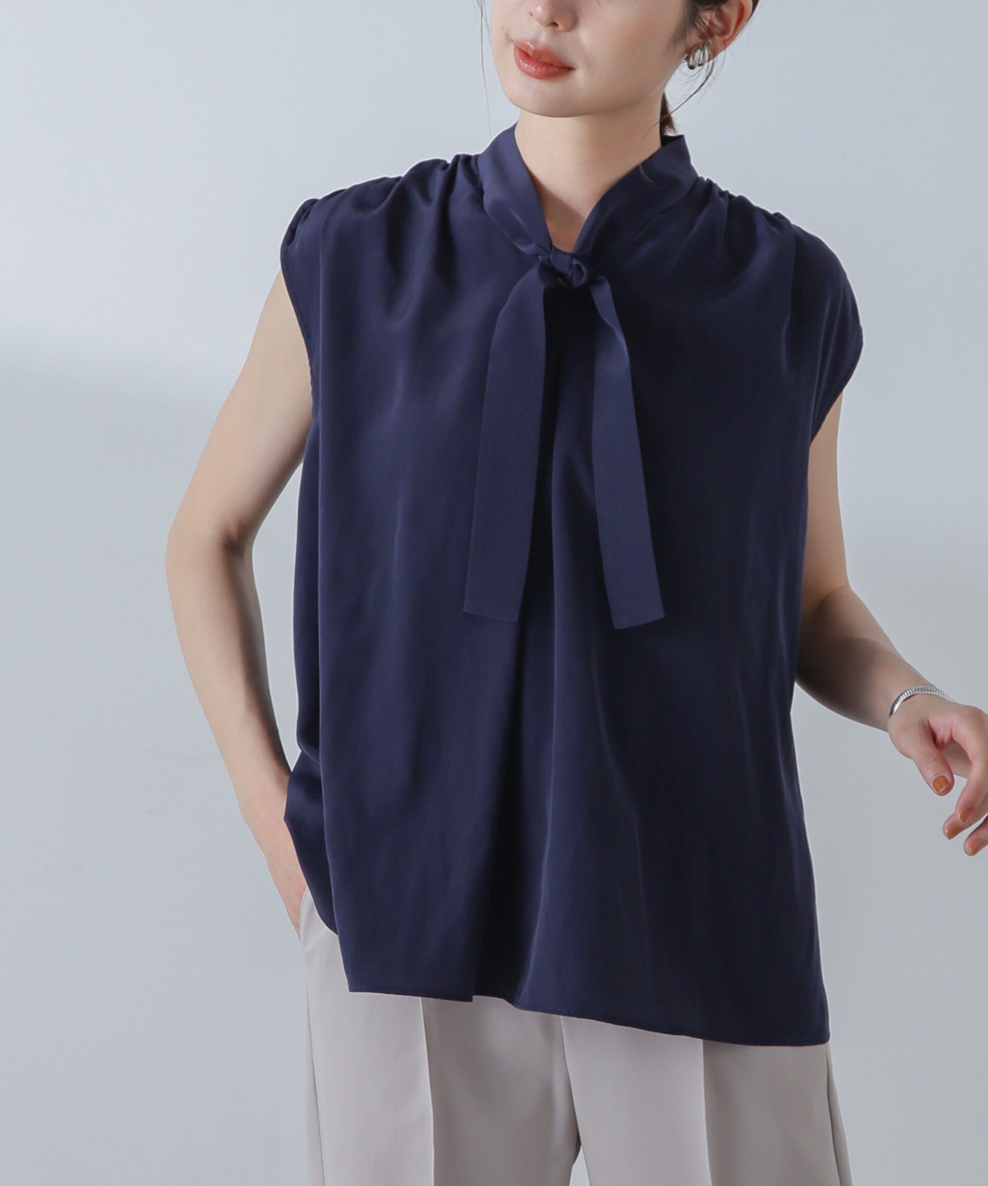 【ナノ ユニバース/nano universe】のショルダーギャザーボウタイブラウス インテリア・キッズ・メンズ・レディースファッション・服の通販 founy(ファニー) 　ファッション　Fashion　レディースファッション　Fashion for Women　トップス・カットソー　Cut & Sew Tops　シャツ・ブラウス・オフィスカジュアル　Elegant Blouses & Button-Ups　ウォッシャブル　Machine Washable　ギャザー　Gathered, Ruffled　シアー　Sheer, See-Through　ジャケット　Jacket, Outerwear　ダウン　Down, Puffer　フェミニン　Feminine, Girly　メタル　Metal, Metal Parts　リボン　Ribbon, Bow　エレガント 上品　Elegant　ビジネス 仕事 通勤　Business / Work / Commuting　ネイビー|ID: prp329100004646603 ipo3291000000033539563