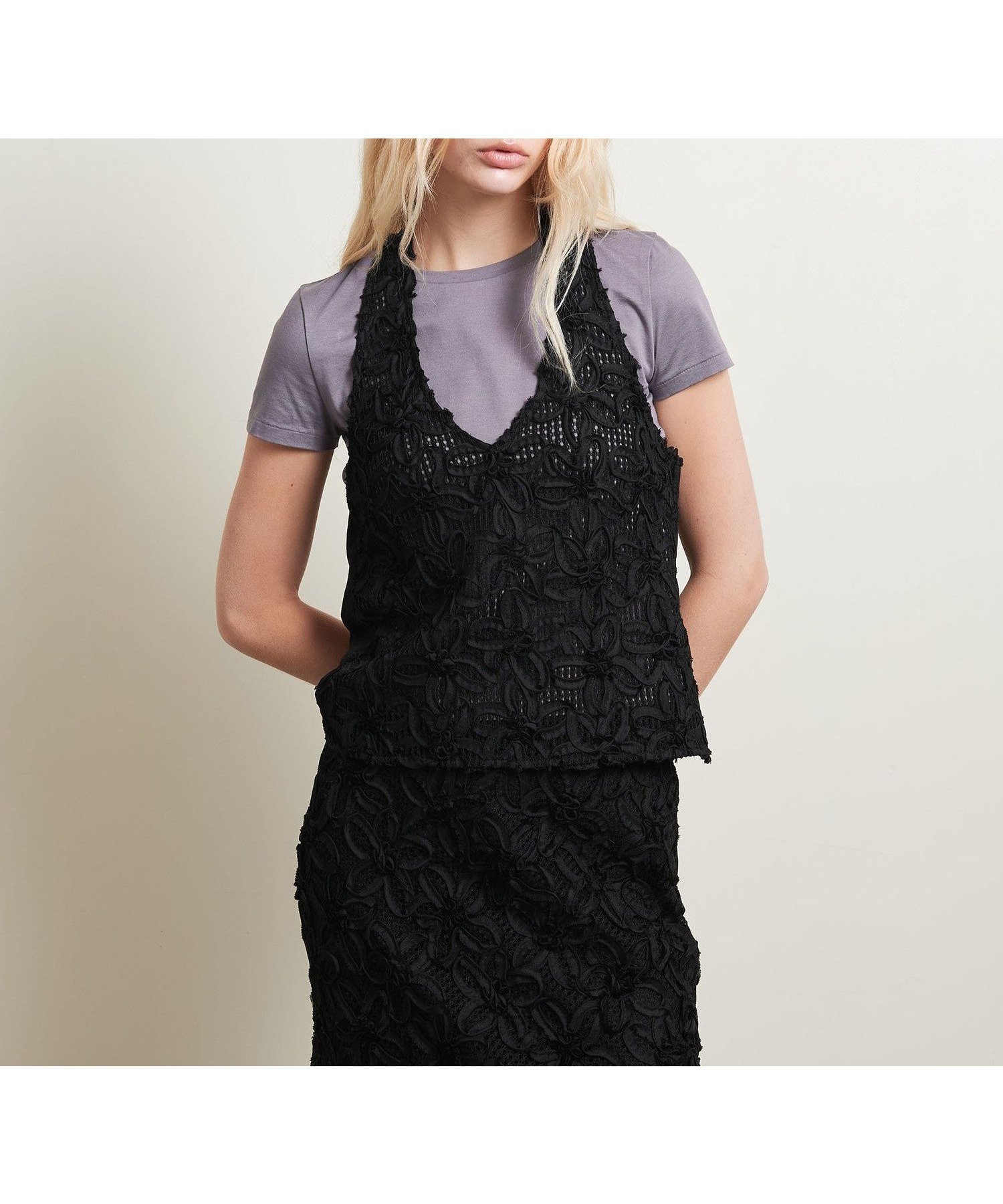 【ビューティ&ユース ユナイテッドアローズ/BEAUTY&YOUTH / UNITED ARROWS】のATTISESSION フラワーモチーフ サテン ホルターネックトップス 人気、トレンドファッション・服の通販 founy(ファニー) 　ファッション　Fashion　レディースファッション　Fashion for Women　トップス・カットソー　Cut & Sew Tops　花柄・フラワープリント・モチーフ　Floral Prints & Motifs / Flower Pattern Tops　カッティング　Cutting Detail　サテン　Satin, Glossy Fabric　ハイネック　High Neck, Mock Neck　ビスチェ　Bustier, Corset Top　フラワー　Flower, Floral　メッシュ　Mesh, Net Fabric　モチーフ　Motif, Design Theme　レース　Lace, Lace Fabric　おすすめ　Recommended / Our Picks　 other-1|ID: prp329100004646827 ipo3291000000033543122