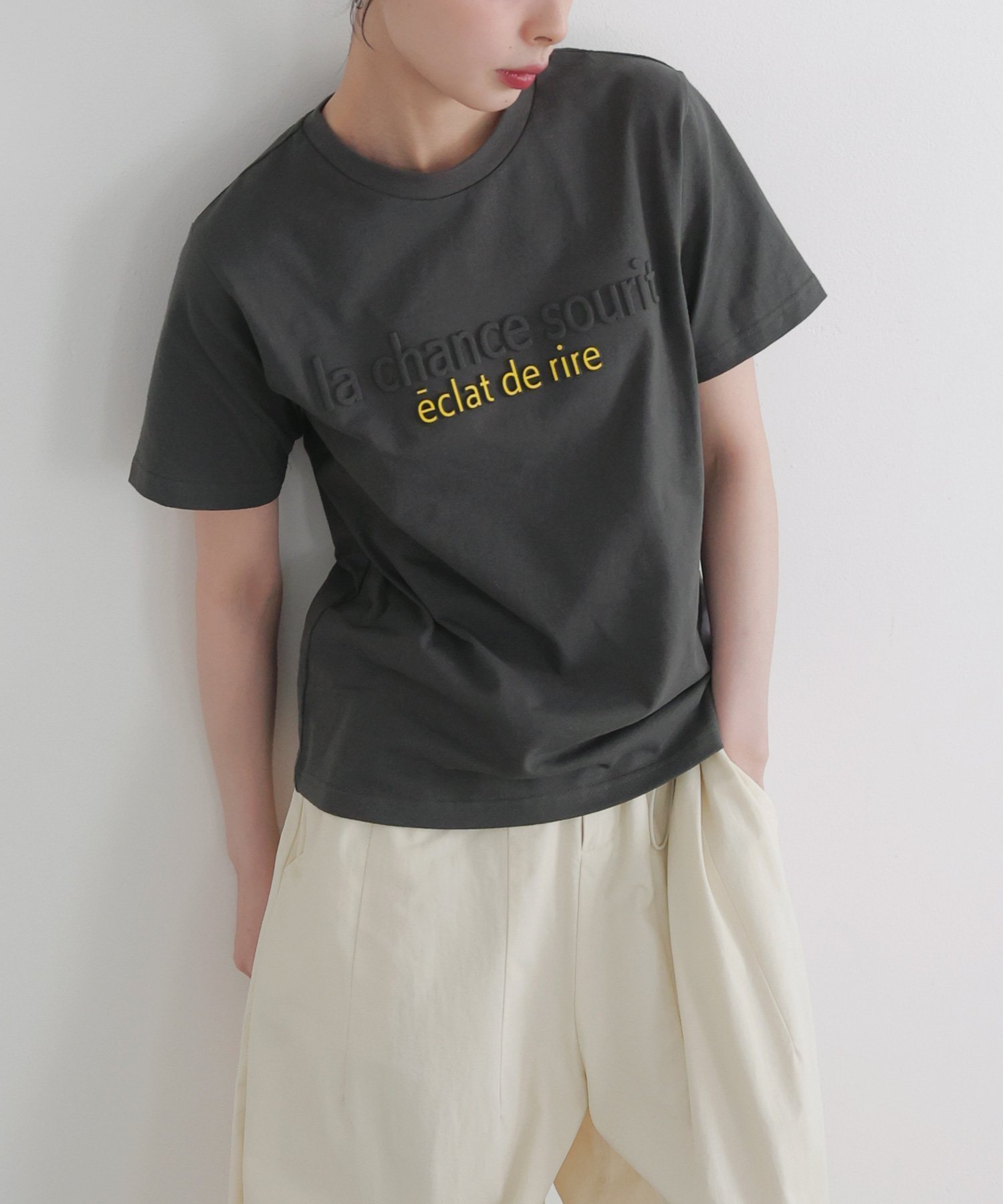 【リアン/Lian】のコンパクトエンボスロゴT インテリア・キッズ・メンズ・レディースファッション・服の通販 founy(ファニー) 　ファッション　Fashion　レディースファッション　Fashion for Women　チャコールグレー|ID: prp329100004646863 ipo3291000000033543544