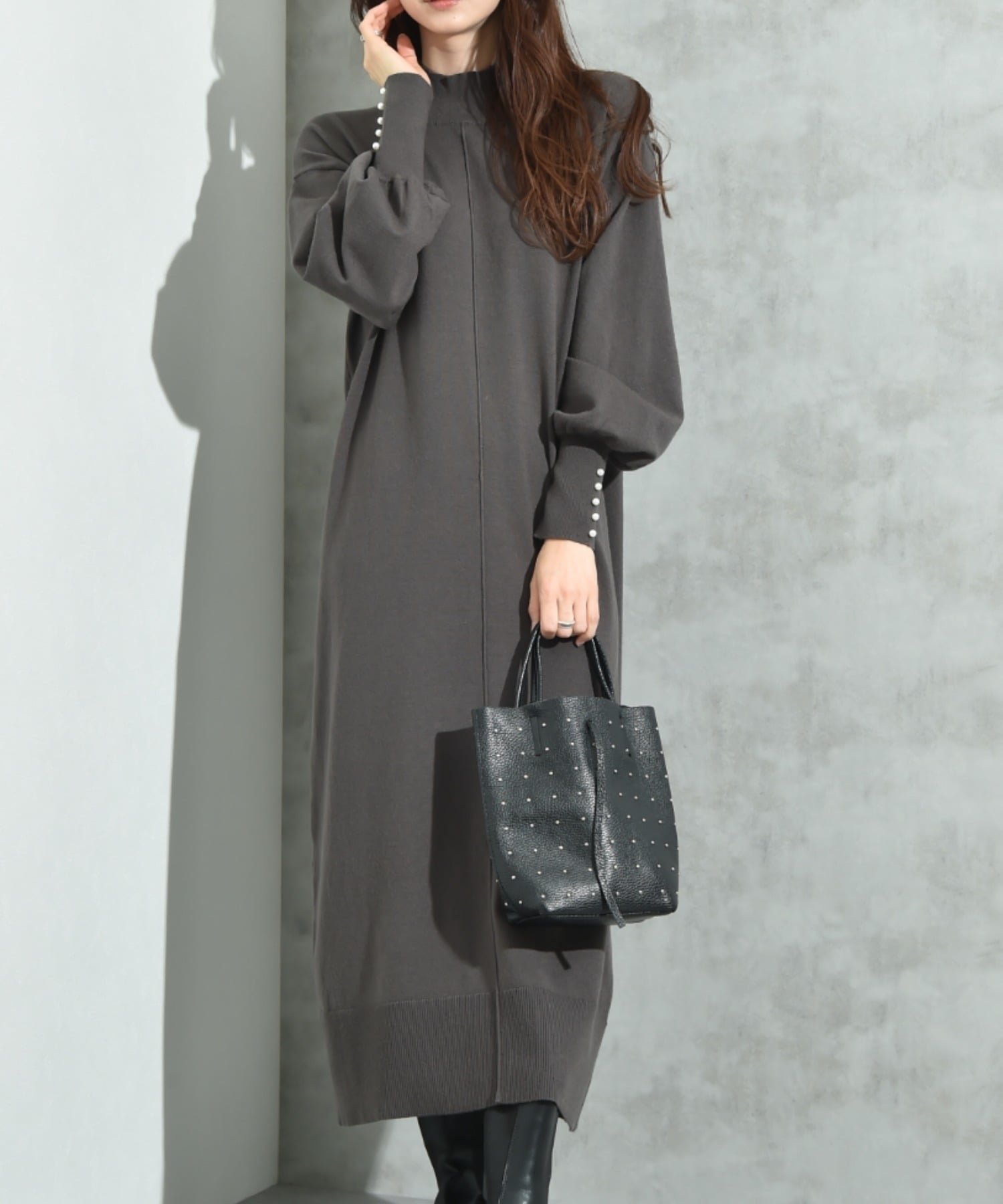 【インタープラネット/INTERPLANET】の袖口BACKパールデザインニットワンピース インテリア・キッズ・メンズ・レディースファッション・服の通販 founy(ファニー) 　ファッション　Fashion　レディースファッション　Fashion for Women　ワンピース　Dresses　ニットワンピース　Knit Dresses　カフス　Cuff Design　シンプル　Simple, Minimal　スリット　Slit, Slit Detail　人気　Popular, Best Seller　パール　Pearl, Pearl Accent　ベーシック　Basic, Essential　ボトルネック　Bottle Neck, Mock Neck　エレガント 上品　Elegant　チャコールグレー|ID: prp329100004647084 ipo3291000000034598893