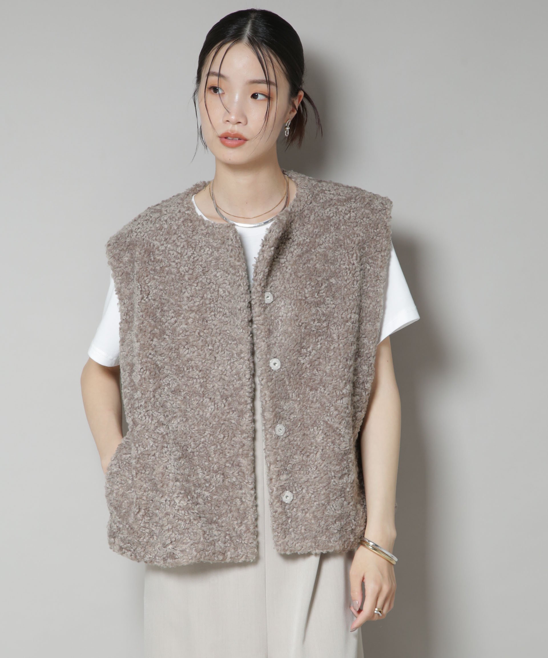 【ナノ ユニバース/nano universe】のカーリングフェイクファージレ インテリア・キッズ・メンズ・レディースファッション・服の通販 founy(ファニー) 　ファッション　Fashion　レディースファッション　Fashion for Women　アウター　Coat / Outerwear Collection　トップス・カットソー　Cut & Sew Tops　ベスト&ジレ / 重ね着スタイル　Vests & Gilets　ウォッシャブル　Machine Washable　ショート　Short, Short Length　バランス　Balance, Style Balance　フェイクファー　Faux Fur, Imitation Fur　ボトム　Bottoms, Lower Wear　おすすめ　Recommended / Our Picks　2025年　2025　2025-2026秋冬・A/W　Autumn/Winter 2025–26 AW25–26　グレージュ3|ID: prp329100004647086 ipo3291000000033545595