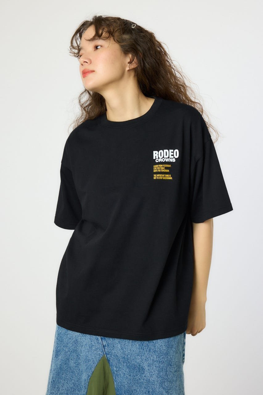 【ロデオクラウンズワイドボウル/RODEO CROWNS WIDE BOWL】のOverlap デニムアップリケTシャツ インテリア・キッズ・メンズ・レディースファッション・服の通販 founy(ファニー) 　ファッション　Fashion　レディースファッション　Fashion for Women　トップス・カットソー　Cut & Sew Tops　シャツ・ブラウス・オフィスカジュアル　Elegant Blouses & Button-Ups　ロングTシャツ・Tシャツ　Longline T-Shirts & Tees　おすすめ　Recommended / Our Picks　シンプル　Simple, Minimal　デニム　Denim, Jeans Material　パッチ　Patch, Appliqué　フロント　Front, Front Design　プリント　Print, Printed Pattern　メンズ　Men's, Menswear　BLK|ID: prp329100004647089 ipo3291000000033545608