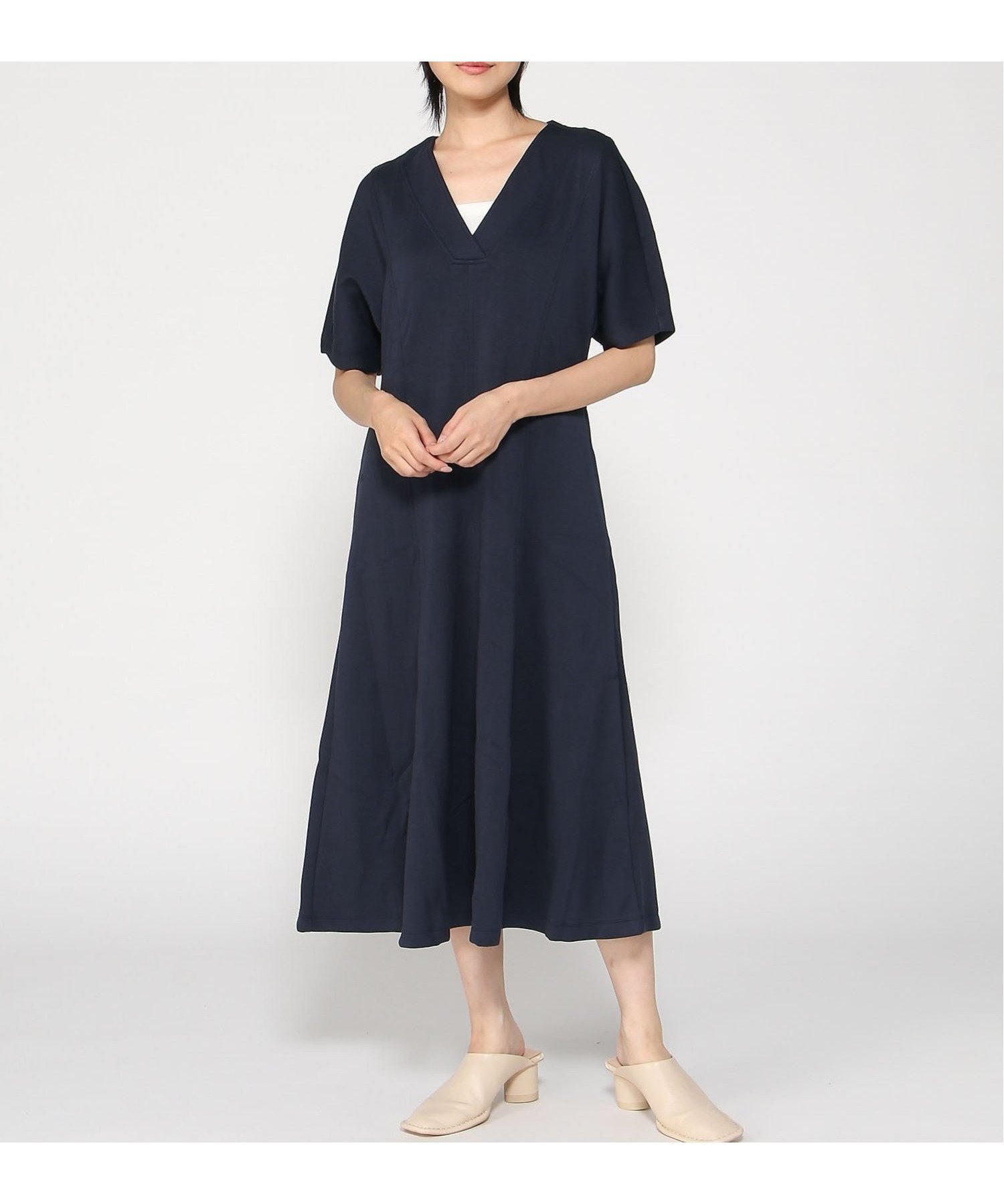 【バナナリパブリック ファクトリーストア/BANANA REPUBLIC FACTORY STORE】のBANANA REPUBLIC FACTORY STORE SS SCUBA V-NECK MIDI DRESS インテリア・キッズ・メンズ・レディースファッション・服の通販 founy(ファニー) 　ファッション　Fashion　レディースファッション　Fashion for Women　トップス・カットソー　Cut & Sew Tops　Vネックトップス　V-Neck Tops / V-Cut Neckline Shirts　ワンピース　Dresses　フォーマル・パーティードレス・結婚式用ドレス　Elegant & Casual Dresses　スカーフ　Scarf, Neckwear　ネックレス　Necklace, Pendant Necklace　フェミニン　Feminine, Girly　PREPPY_NAVY|ID: prp329100004647090 ipo3291000000033545614