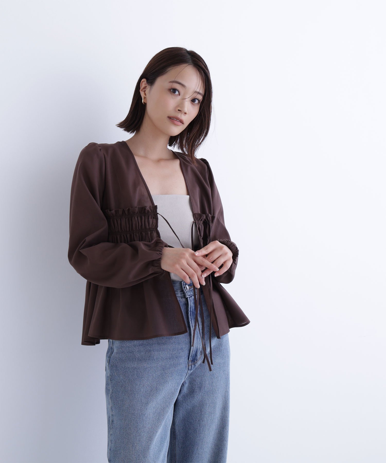 【ナチュラル ビューティー ベーシック/NATURAL BEAUTY BASIC】のVネックシャーリングペプラムブラウス インテリア・キッズ・メンズ・レディースファッション・服の通販 founy(ファニー) 　ファッション　Fashion　レディースファッション　Fashion for Women　トップス・カットソー　Cut & Sew Tops　シャツ・ブラウス・オフィスカジュアル　Elegant Blouses & Button-Ups　Vネックトップス　V-Neck Tops / V-Cut Neckline Shirts　シャーリング　Shirring, Ruched　スリーブ　Sleeve, Long Sleeve / Short Sleeve　バルーン　Balloon, Balloon Silhouette　フロント　Front, Front Design　ペプラム　Peplum, Flared Hem　リボン　Ribbon, Bow　ダークブラウン1|ID: prp329100004647310 ipo3291000000033717924