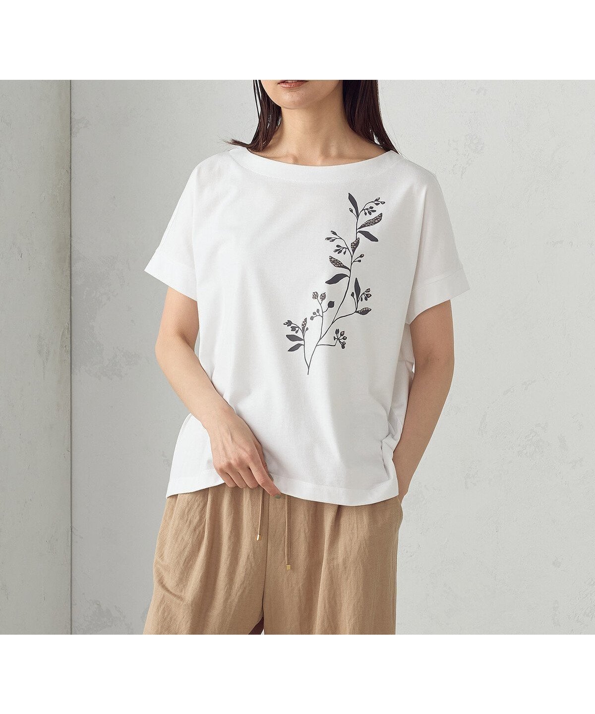 【コムサイズム/COMME CA ISM】の水彩タッチインクジェット箔スタッズ付きTシャツ インテリア・キッズ・メンズ・レディースファッション・服の通販 founy(ファニー) 　ファッション　Fashion　レディースファッション　Fashion for Women　トップス・カットソー　Cut & Sew Tops　シャツ・ブラウス・オフィスカジュアル　Elegant Blouses & Button-Ups　ロングTシャツ・Tシャツ　Longline T-Shirts & Tees　スタッズ　Studs, Metal Accents　プリント　Print, Printed Pattern　ホワイト|ID: prp329100004647344 ipo3291000000033547443