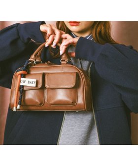 【ベイフロー/BAYFLOW】の500mlのペットボトルが入る チャーム付きWポケットボストン 人気、トレンドファッション・服の通販 founy(ファニー) ファッション Fashion レディースファッション Fashion for Women チャーム Charm, Pendant フェイクレザー Faux Leather, PU Leather ボストン Boston ボストンバッグ Boston Bag, Retro Bag ポケット Pocket, Pocket Detail ヴィンテージ Vintage Style |ID:prp329100004647346
