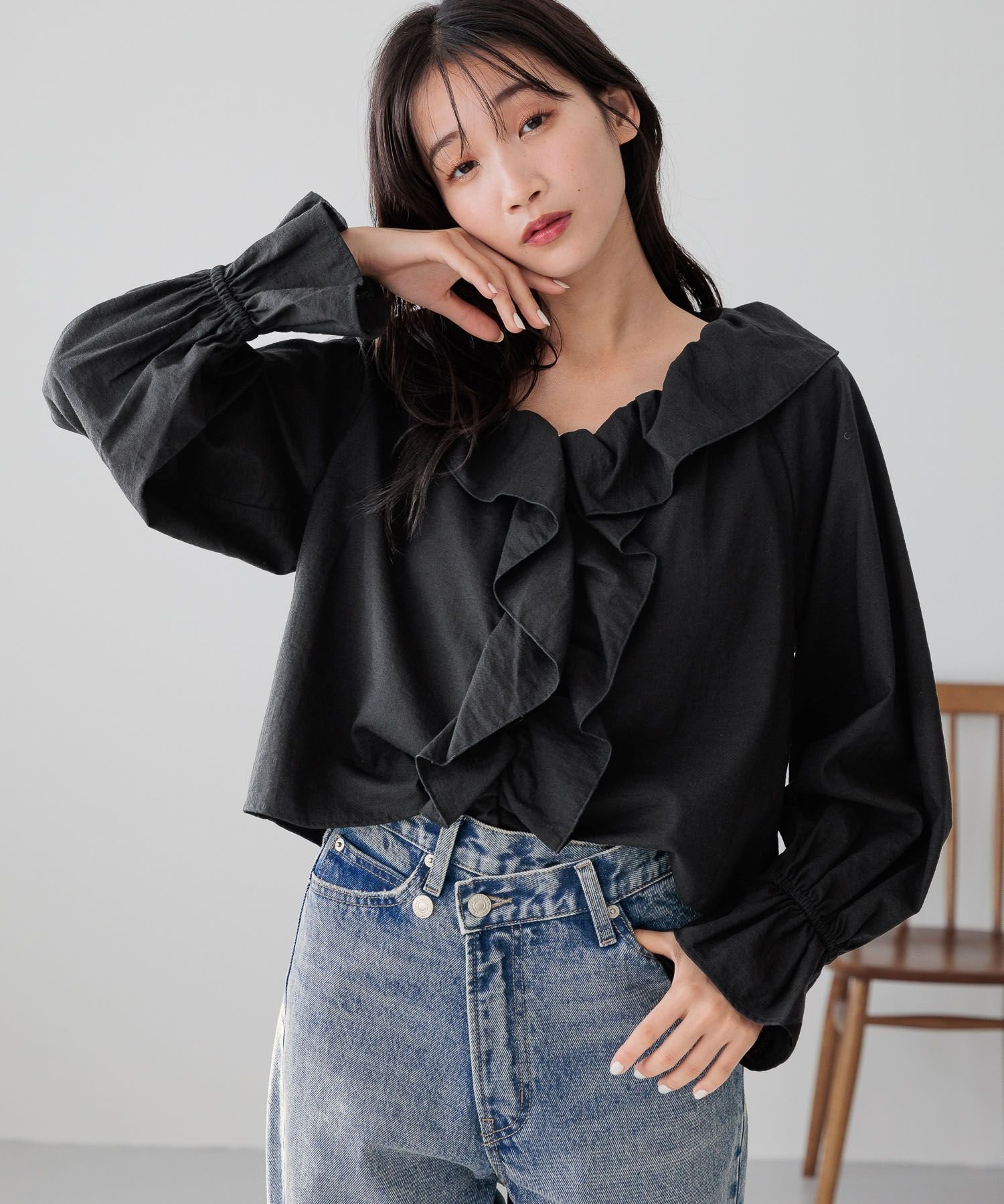 【ローリーズファーム/LOWRYS FARM】の2WAYフリルクロスブラウス インテリア・キッズ・メンズ・レディースファッション・服の通販 founy(ファニー) 　ファッション　Fashion　レディースファッション　Fashion for Women　トップス・カットソー　Cut & Sew Tops　シャツ・ブラウス・オフィスカジュアル　Elegant Blouses & Button-Ups　おすすめ　Recommended / Our Picks　デニム　Denim, Jeans Material　フリル　Frill, Ruffle　ボトム　Bottoms, Lower Wear　リネン　Linen, Linen Fabric　ブラック|ID: prp329100004647363 ipo3291000000033547690
