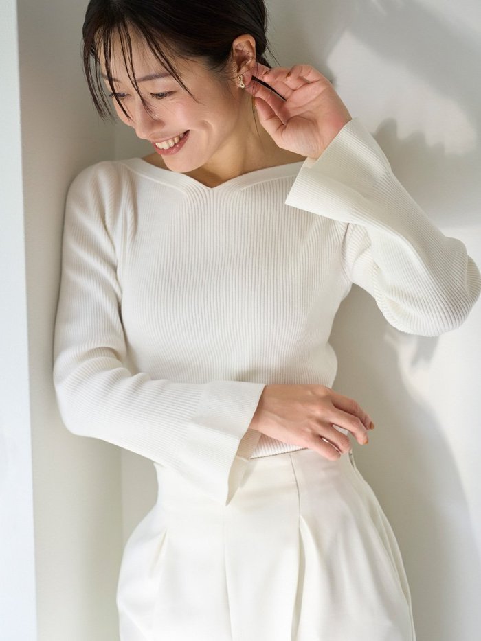 【セルフォード/CELFORD】のロゴチャームVネックニットプルオーバー インテリア・キッズ・メンズ・レディースファッション・服の通販 founy(ファニー) https://founy.com/ ファッション Fashion レディースファッション Fashion for Women トップス・カットソー Cut & Sew Tops ニット Knit Tops & Sweaters カジュアルプルオーバー・ニットトップス Pullovers & Knit Tops / Casual Pullovers Vネックトップス V-Neck Tops / V-Cut Neckline Shirts チャーム Charm, Pendant デコルテ Décolleté, Neckline フィット Fit, Slim Fit フリル Frill, Ruffle ボトム Bottoms, Lower Wear メタル Metal, Metal Parts エレガント 上品 Elegant 春 Spring |ID: prp329100004647385 ipo3291000000033548002