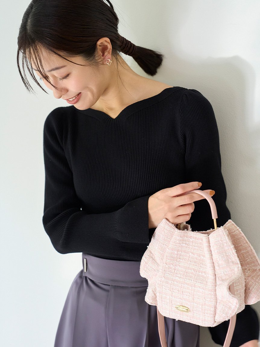 【セルフォード/CELFORD】のロゴチャームVネックニットプルオーバー インテリア・キッズ・メンズ・レディースファッション・服の通販 founy(ファニー) 　ファッション　Fashion　レディースファッション　Fashion for Women　トップス・カットソー　Cut & Sew Tops　ニット　Knit Tops & Sweaters　カジュアルプルオーバー・ニットトップス　Pullovers & Knit Tops / Casual Pullovers　Vネックトップス　V-Neck Tops / V-Cut Neckline Shirts　チャーム　Charm, Pendant　デコルテ　Décolleté, Neckline　フィット　Fit, Slim Fit　フリル　Frill, Ruffle　ボトム　Bottoms, Lower Wear　メタル　Metal, Metal Parts　エレガント 上品　Elegant　春　Spring　BLK[009]|ID: prp329100004647385 ipo3291000000033548005