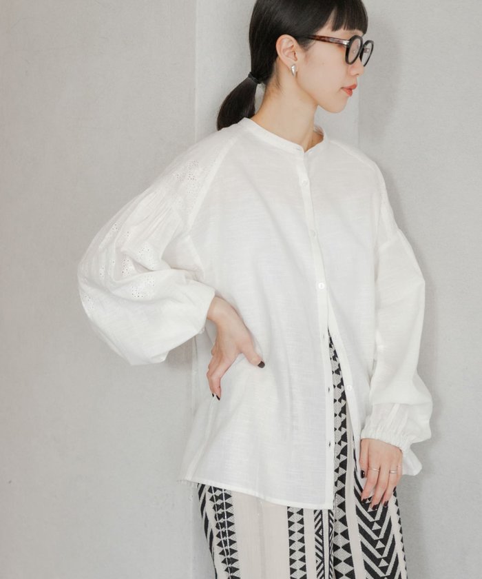 【アーバンリサーチ ドアーズ/URBAN RESEARCH DOORS】の刺繍ボリュームスリーブブラウス インテリア・キッズ・メンズ・レディースファッション・服の通販 founy(ファニー) https://founy.com/ ファッション Fashion レディースファッション Fashion for Women トップス・カットソー Cut & Sew Tops シャツ・ブラウス・オフィスカジュアル Elegant Blouses & Button-Ups ボリューム袖・フリルスリーブブラウス Voluminous & Ruffle Sleeves / Puffy Sleeve Tops 2025年 2025 2025春夏・S/S Spring/Summer 2025 SS25 シンプル Simple, Minimal リラックス Relax, Relaxed Fit エレガント 上品 Elegant 夏 Summer S/S・春夏 SS, Spring/Summer, Warm Season |ID: prp329100004647553 ipo3291000000033549532