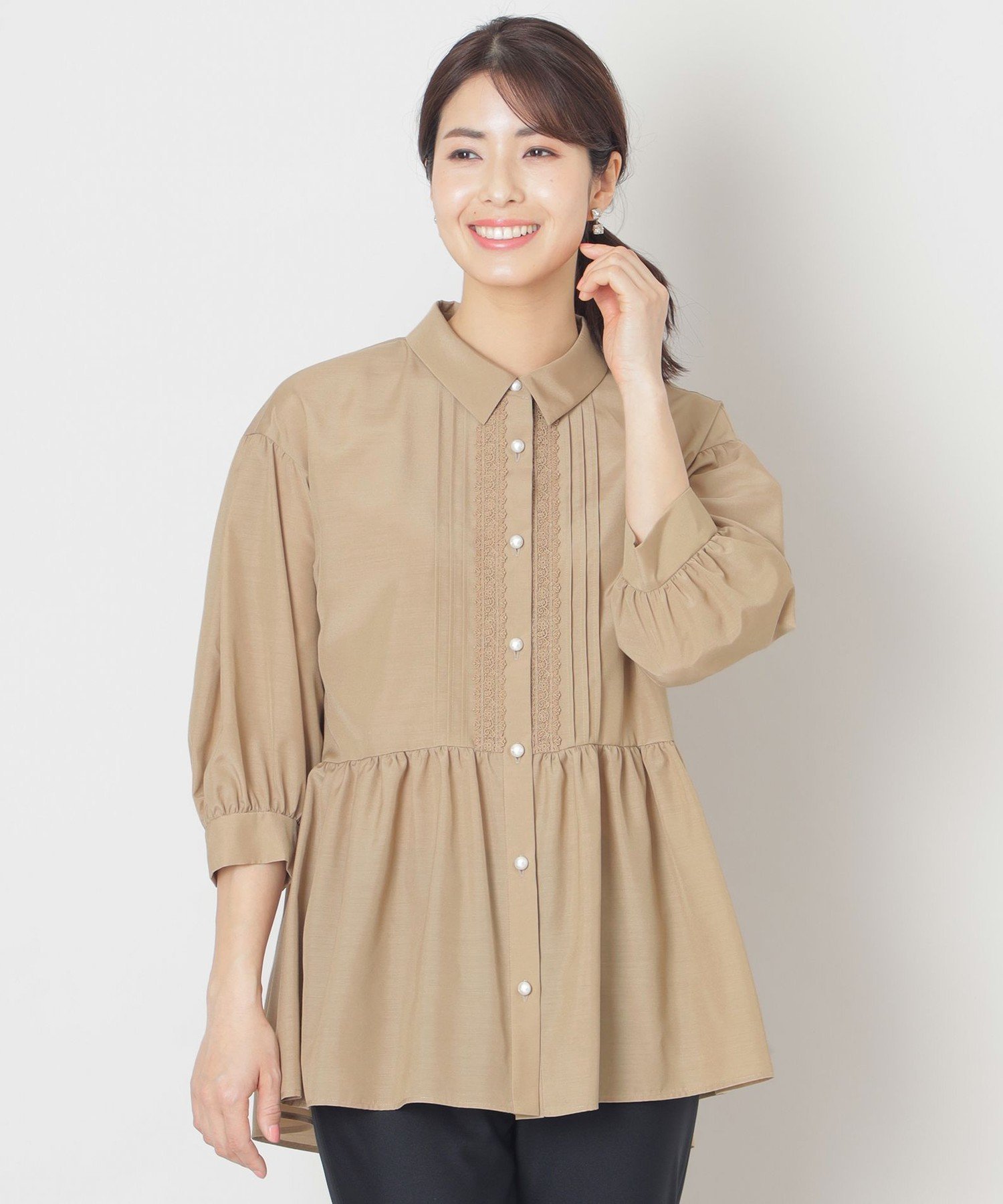 【トゥー ビー シック/TO BE CHIC】のブライトクロス チュニックブラウス インテリア・キッズ・メンズ・レディースファッション・服の通販 founy(ファニー) 　ファッション　Fashion　レディースファッション　Fashion for Women　トップス・カットソー　Cut & Sew Tops　シャツ・ブラウス・オフィスカジュアル　Elegant Blouses & Button-Ups　ギャザー　Gathered, Ruffled　ショルダー　Shoulder, Shoulder Strap　チュニック　Tunic, Long Top　ドロップ　Drop Shoulder, Dropped Style　レース　Lace, Lace Fabric　羽織　Haori, Light Jacket　ベージュ|ID: prp329100004647627 ipo3291000000033550177
