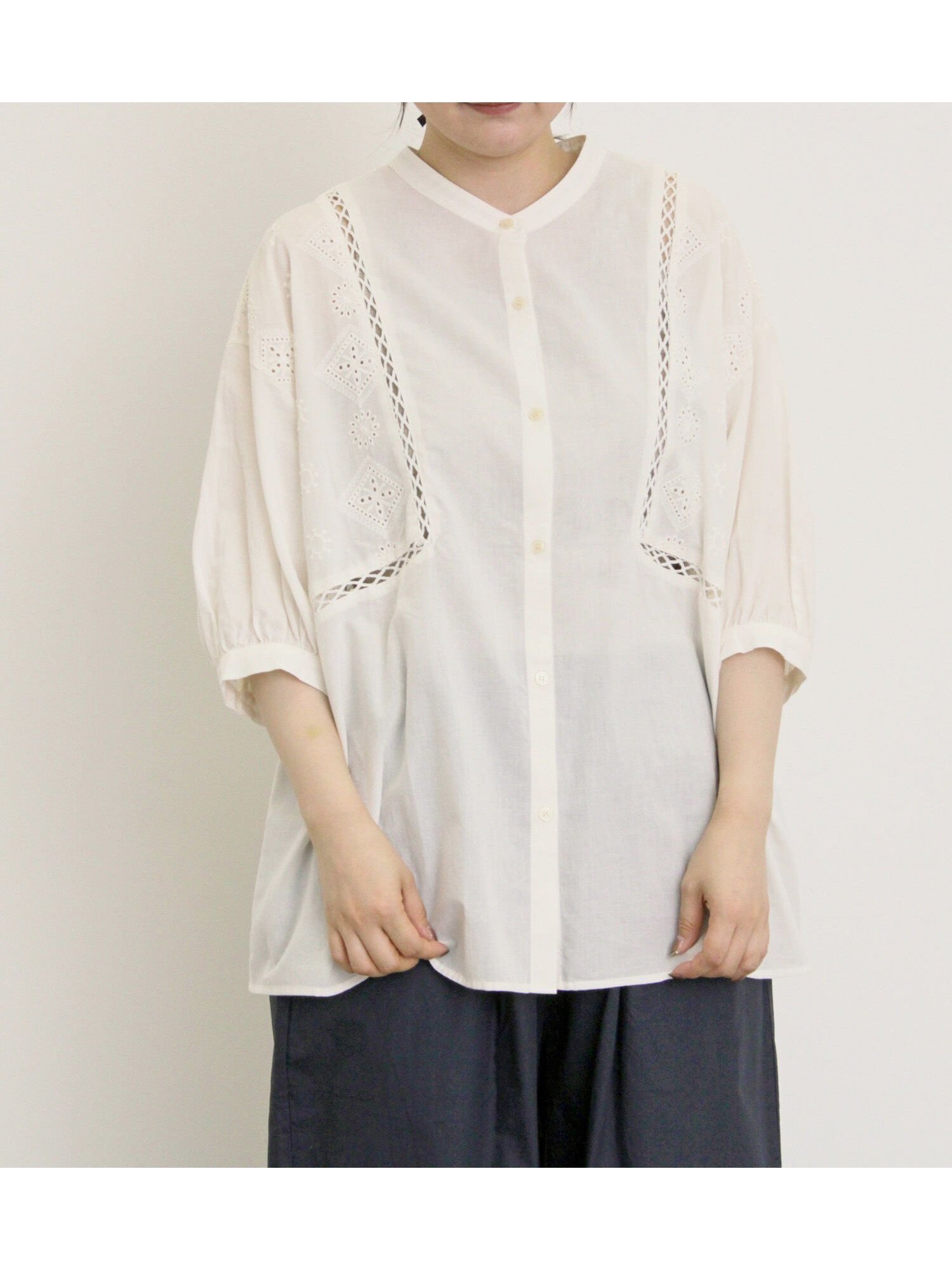 【サマンサモスモス/Samansa Mos2】のレース切替バンドカラーブラウス インテリア・キッズ・メンズ・レディースファッション・服の通販 founy(ファニー) 　ファッション　Fashion　レディースファッション　Fashion for Women　トップス・カットソー　Cut & Sew Tops　シャツ・ブラウス・オフィスカジュアル　Elegant Blouses & Button-Ups　ギャザー　Gathered, Ruffled　リラックス　Relax, Relaxed Fit　レース　Lace, Lace Fabric　切替　Switching, Contrast Panel　オフホワイト|ID: prp329100004647935 ipo3291000000033555181