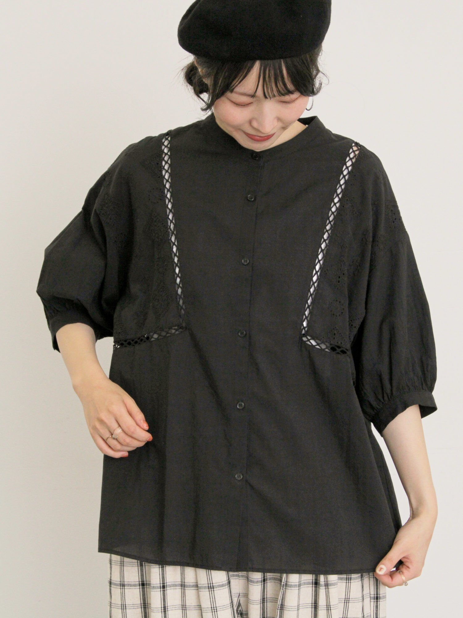 【サマンサモスモス/Samansa Mos2】のレース切替バンドカラーブラウス インテリア・キッズ・メンズ・レディースファッション・服の通販 founy(ファニー) 　ファッション　Fashion　レディースファッション　Fashion for Women　トップス・カットソー　Cut & Sew Tops　シャツ・ブラウス・オフィスカジュアル　Elegant Blouses & Button-Ups　ギャザー　Gathered, Ruffled　リラックス　Relax, Relaxed Fit　レース　Lace, Lace Fabric　切替　Switching, Contrast Panel　ブラック|ID: prp329100004647935 ipo3291000000033555192