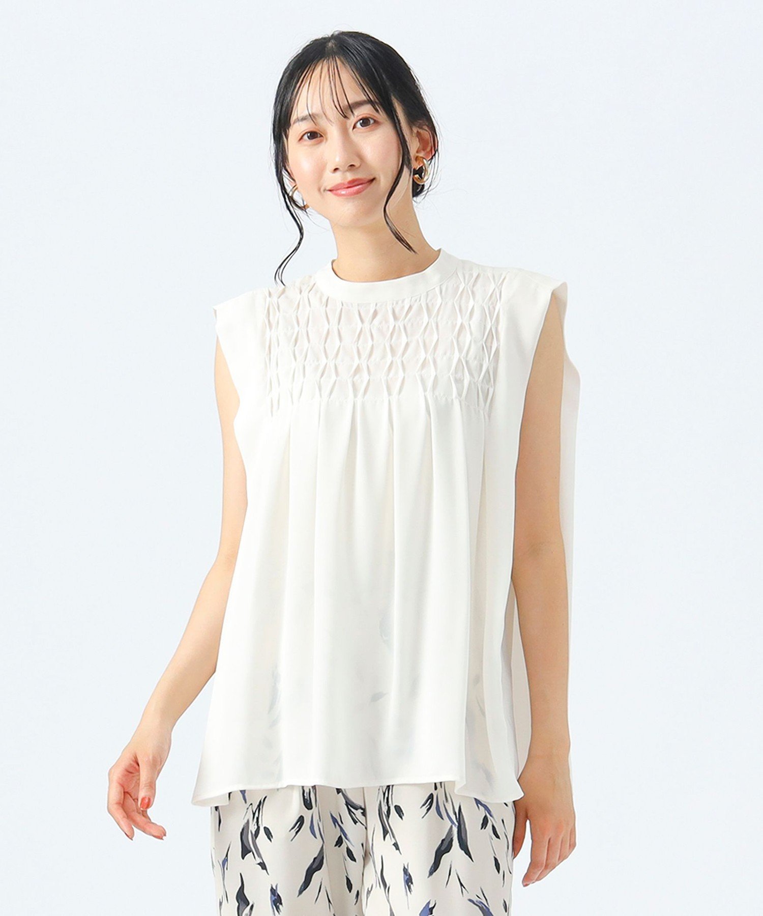 【ビームス ハート/BEAMS HEART】のスモッキング フレンチ ブラウス インテリア・キッズ・メンズ・レディースファッション・服の通販 founy(ファニー) 　ファッション　Fashion　レディースファッション　Fashion for Women　トップス・カットソー　Cut & Sew Tops　シャツ・ブラウス・オフィスカジュアル　Elegant Blouses & Button-Ups　アクセサリー　Fashion Accessories　シンプル　Simple, Minimal　スモッキング　Smocking, Gathered Stitching　とろみ　Fluid, Flowy Fabric　ダウン　Down, Puffer　デニム　Denim, Jeans Material　ドレープ　Drape, Draping Fabric　フレンチ　French, French Style　リラックス　Relax, Relaxed Fit　ワイド　Wide, Wide Fit　おすすめ　Recommended / Our Picks　OFF WHITE|ID: prp329100004647966 ipo3291000000033555474