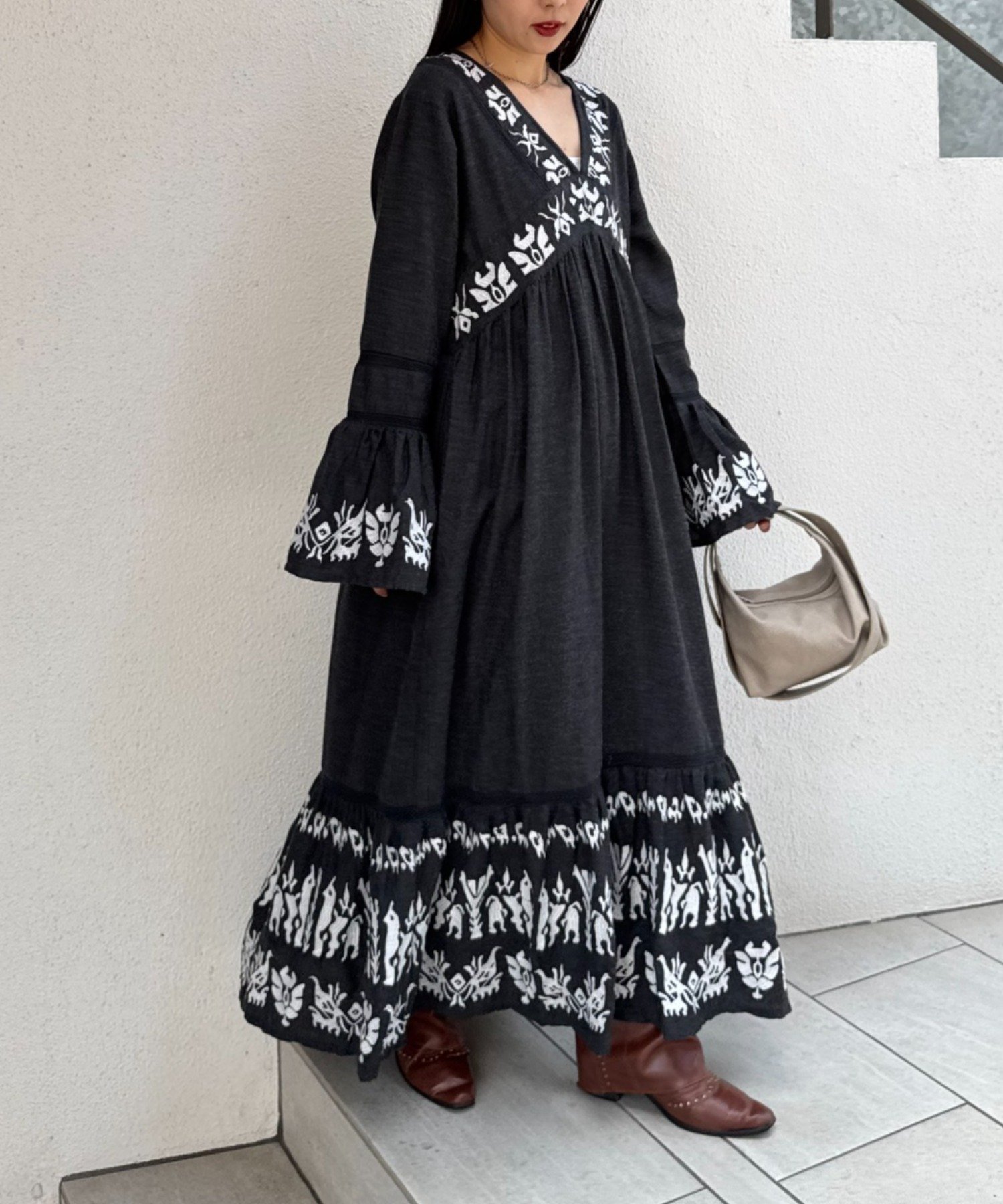 【チャオパニックティピー/CIAOPANIC TYPY】の【aguni】刺繍Vネックフレアスリーブワンピ インテリア・キッズ・メンズ・レディースファッション・服の通販 founy(ファニー) 　ファッション　Fashion　レディースファッション　Fashion for Women　ワンピース　Dresses　秋　Autumn　スリーブ　Sleeve, Long Sleeve / Short Sleeve　デニム　Denim, Jeans Material　トレンド　Trend, Trending Now　バランス　Balance, Style Balance　フレア　Flare, Flared　ロング　Long, Long-Length　ワイド　Wide, Wide Fit　おすすめ　Recommended / Our Picks　ブラック|ID: prp329100004647986 ipo3291000000033555661