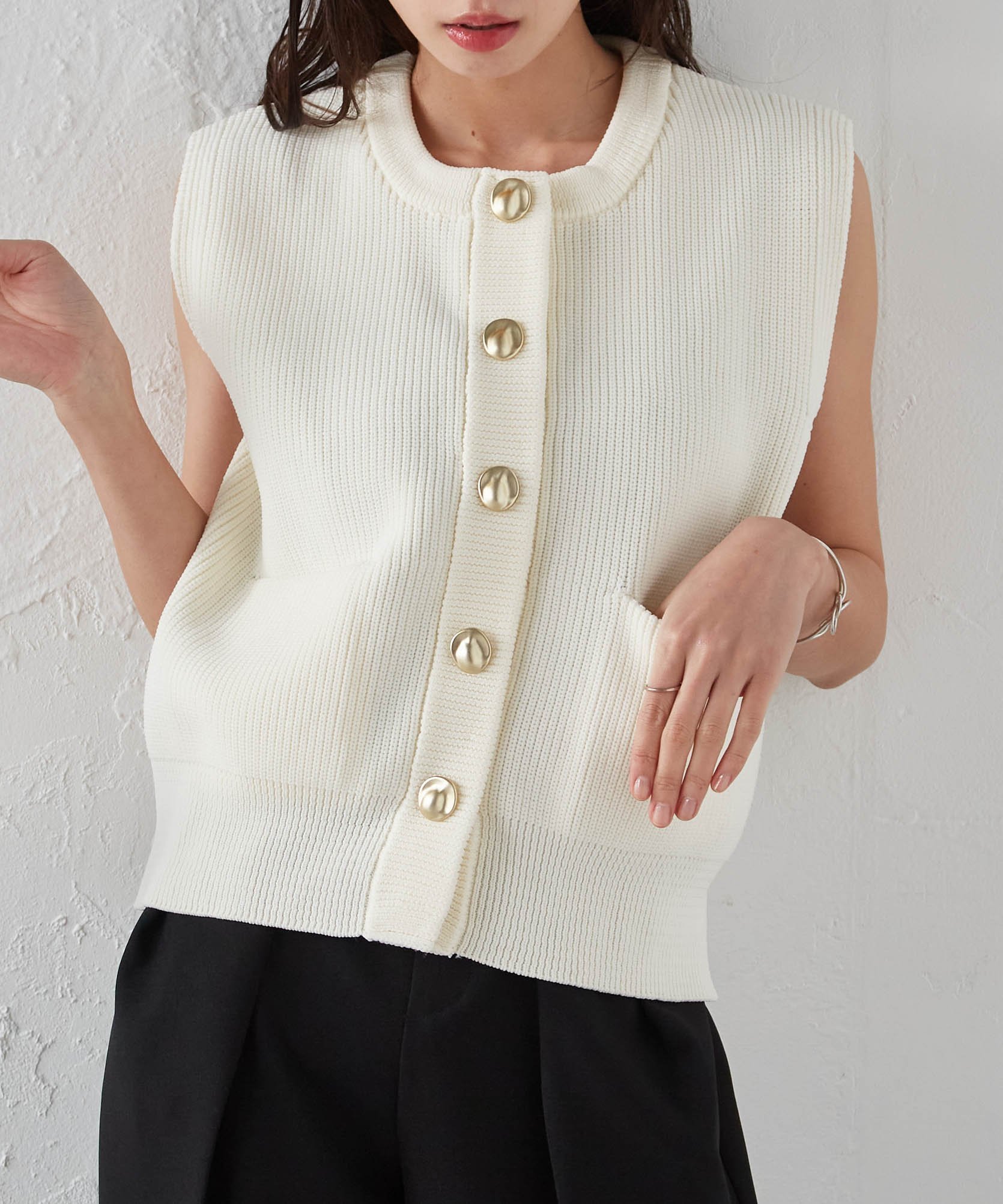 【ラナン/Ranan】のRanan/ニュアンスボタンニットベスト インテリア・キッズ・メンズ・レディースファッション・服の通販 founy(ファニー) 　ファッション　Fashion　レディースファッション　Fashion for Women　アウター　Coat / Outerwear Collection　トップス・カットソー　Cut & Sew Tops　ニット　Knit Tops & Sweaters　ベスト&ジレ / 重ね着スタイル　Vests & Gilets　おすすめ　Recommended / Our Picks　インナー　Innerwear　キャミソール　Camisole, Spaghetti Strap Top　コンパクト　Compact, Small Size　サテン　Satin, Glossy Fabric　シンプル　Simple, Minimal　デニム　Denim, Jeans Material　トレンド　Trend, Trending Now　ベスト　Vest, Waistcoat　ボトム　Bottoms, Lower Wear　ポケット　Pocket, Pocket Detail　ロング　Long, Long-Length　エレガント 上品　Elegant　長袖　Long Sleeve, Full Sleeve　ホワイト|ID: prp329100004648039 ipo3291000000033556056