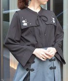 【アクシーズファム/axes femme】の薔薇刺繍付け襟セットブラウス 黒|ID: prp329100004648089 ipo3291000000033556761