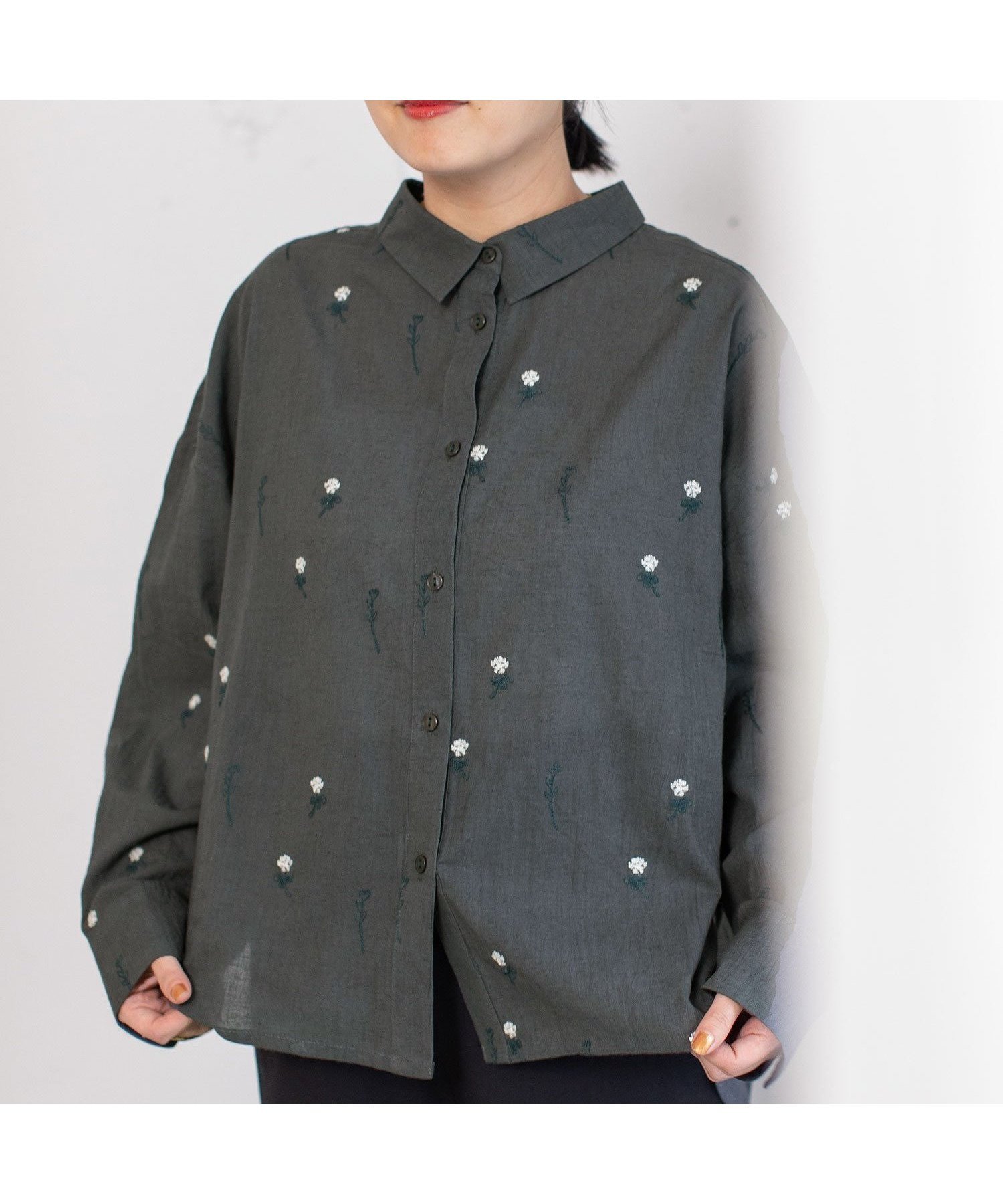 【プードゥドゥ/POU DOU DOU】のmade in INDIA シロツメクサ刺繍シャツ インテリア・キッズ・メンズ・レディースファッション・服の通販 founy(ファニー) 　ファッション　Fashion　レディースファッション　Fashion for Women　トップス・カットソー　Cut & Sew Tops　シャツ・ブラウス・オフィスカジュアル　Elegant Blouses & Button-Ups　インド　Indian Textile　シンプル　Simple, Minimal　スマート　Smart, Elegant　ネップ　Nepp, Slub Yarn　羽織　Haori, Light Jacket　おすすめ　Recommended / Our Picks　ダークグレー|ID: prp329100004648119 ipo3291000000033557228