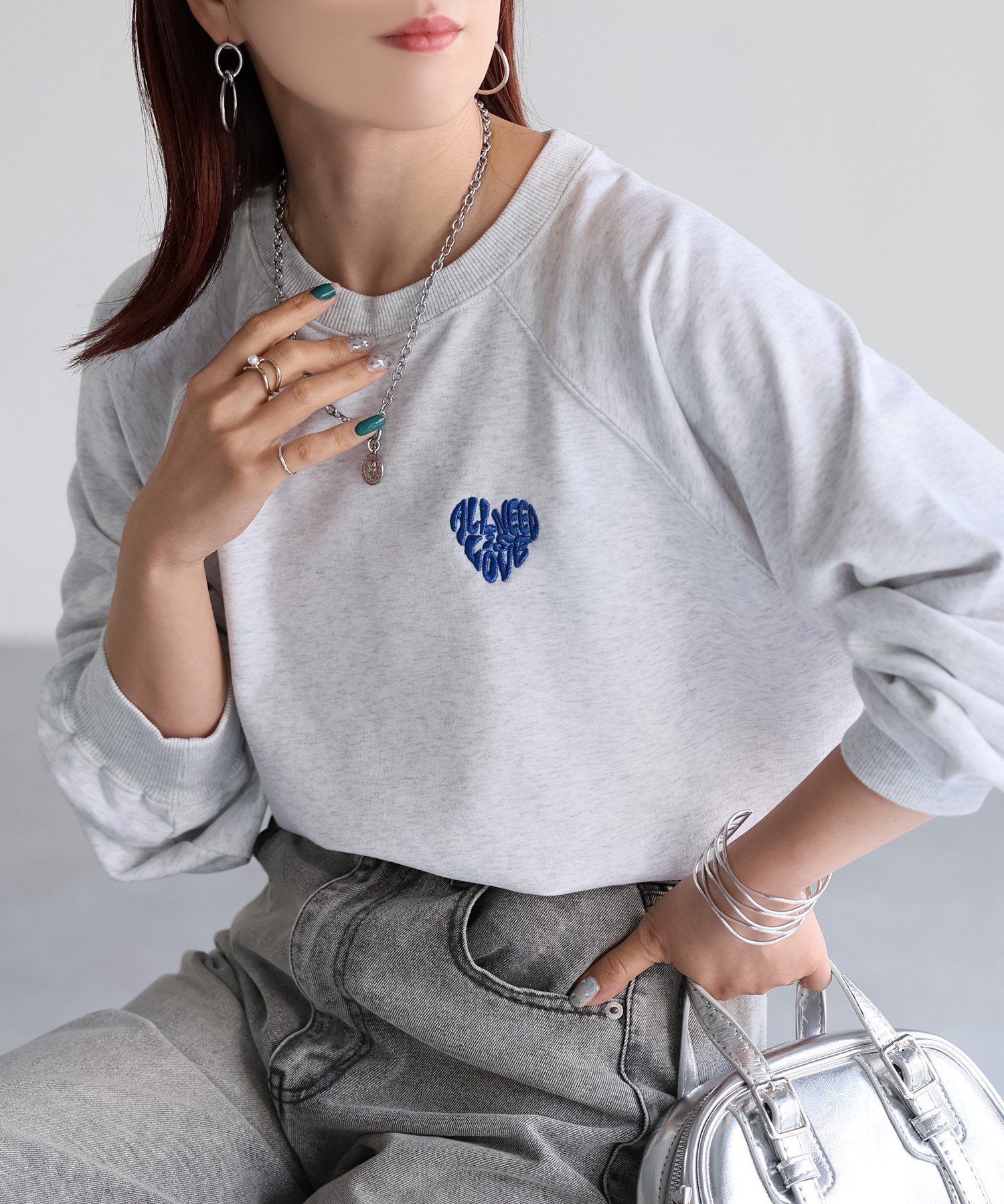 【リベリー/Riberry】のハートロゴラメ刺繍ラグランスウェットトレーナー インテリア・キッズ・メンズ・レディースファッション・服の通販 founy(ファニー) 　ファッション　Fashion　レディースファッション　Fashion for Women　トップス・カットソー　Cut & Sew Tops　レディースパーカー・カジュアルフーディー　Casual Hoodies & Sweatshirts　スウェット・クルーネックトップス　Sweatshirts & Crewnecks / Relaxed Fit Sweat Tops　インナー　Innerwear　スウェット / スエット　Sweatshirt, Sweatwear　スリーブ　Sleeve, Long Sleeve / Short Sleeve　デニム　Denim, Jeans Material　トレンド　Trend, Trending Now　トレーナー　Sweatshirt, Trainer　人気　Popular, Best Seller　ロング　Long, Long-Length　楽ちん　Easy Fit, Comfortable　おすすめ　Recommended / Our Picks　オートミール×ブルー|ID: prp329100004648133 ipo3291000000033557390