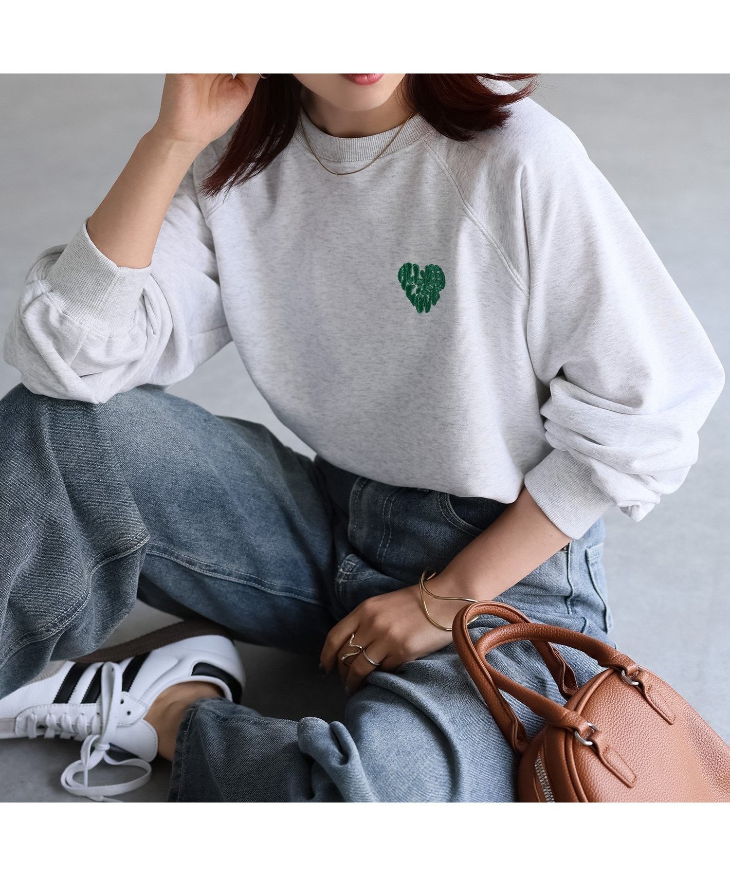 【リベリー/Riberry】のハートロゴラメ刺繍ラグランスウェットトレーナー インテリア・キッズ・メンズ・レディースファッション・服の通販 founy(ファニー) 　ファッション　Fashion　レディースファッション　Fashion for Women　トップス・カットソー　Cut & Sew Tops　レディースパーカー・カジュアルフーディー　Casual Hoodies & Sweatshirts　スウェット・クルーネックトップス　Sweatshirts & Crewnecks / Relaxed Fit Sweat Tops　インナー　Innerwear　スウェット / スエット　Sweatshirt, Sweatwear　スリーブ　Sleeve, Long Sleeve / Short Sleeve　デニム　Denim, Jeans Material　トレンド　Trend, Trending Now　トレーナー　Sweatshirt, Trainer　人気　Popular, Best Seller　ロング　Long, Long-Length　楽ちん　Easy Fit, Comfortable　おすすめ　Recommended / Our Picks　オートミール×グリーン|ID: prp329100004648133 ipo3291000000033557392
