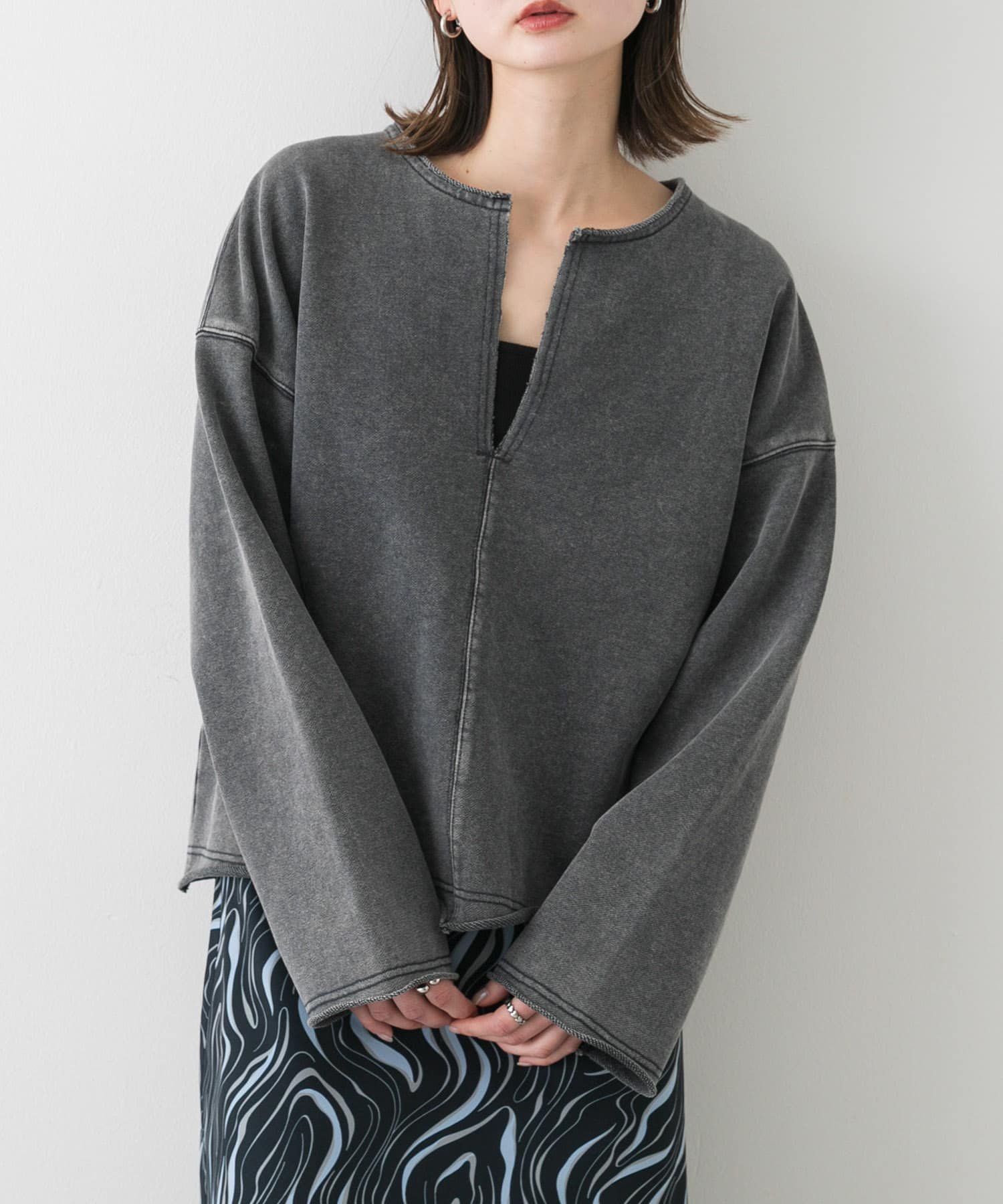 【センスオブプレイス/SENSE OF PLACE by URBAN RESEARCH】のVネックルーズスウェット インテリア・キッズ・メンズ・レディースファッション・服の通販 founy(ファニー) 　ファッション　Fashion　レディースファッション　Fashion for Women　トップス・カットソー　Cut & Sew Tops　レディースパーカー・カジュアルフーディー　Casual Hoodies & Sweatshirts　スウェット・クルーネックトップス　Sweatshirts & Crewnecks / Relaxed Fit Sweat Tops　Vネックトップス　V-Neck Tops / V-Cut Neckline Shirts　カットオフ　Cut-Off Design　エレガント 上品　Elegant　BLACK|ID: prp329100004648230 ipo3291000000033558418