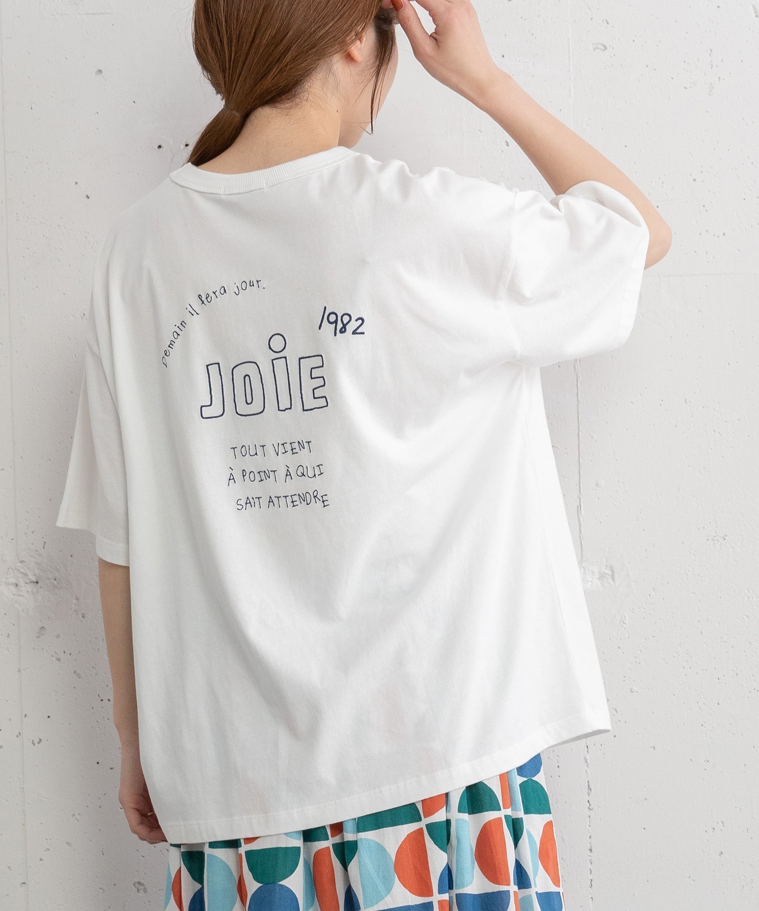 【プードゥドゥ/POU DOU DOU】のJOiEバックロゴ刺繍Tシャツ インテリア・キッズ・メンズ・レディースファッション・服の通販 founy(ファニー) 　ファッション　Fashion　レディースファッション　Fashion for Women　トップス・カットソー　Cut & Sew Tops　シャツ・ブラウス・オフィスカジュアル　Elegant Blouses & Button-Ups　ロングTシャツ・Tシャツ　Longline T-Shirts & Tees　バッグ　Bags　スマート　Smart, Elegant　ハンド　Hand, Handmade　オフホワイト|ID: prp329100004648244 ipo3291000000033558554