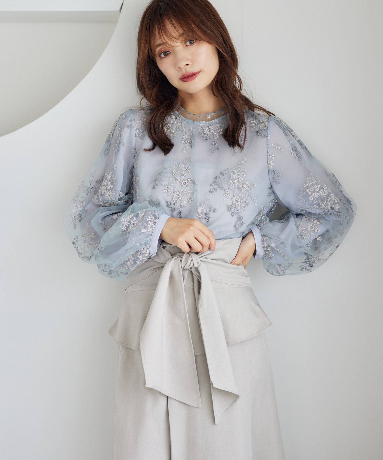 【ミスティ ウーマン/mysty woman】の【上西星来さん着用アイテム】フローラルレース刺繍ロングスリーブブラウス インテリア・キッズ・メンズ・レディースファッション・服の通販 founy(ファニー) 　ファッションモデル・俳優・女優　Models　女性　Women　上西星来　Jonishi Seira　ファッション　Fashion　レディースファッション　Fashion for Women　トップス・カットソー　Cut & Sew Tops　シャツ・ブラウス・オフィスカジュアル　Elegant Blouses & Button-Ups　おすすめ　Recommended / Our Picks　インナー　Innerwear　シンプル　Simple, Minimal　ジャケット　Jacket, Outerwear　デニム　Denim, Jeans Material　フラワー　Flower, Floral　エレガント 上品　Elegant　長袖　Long Sleeve, Full Sleeve　ブルーグレー82|ID: prp329100004648246 ipo3291000000033558578