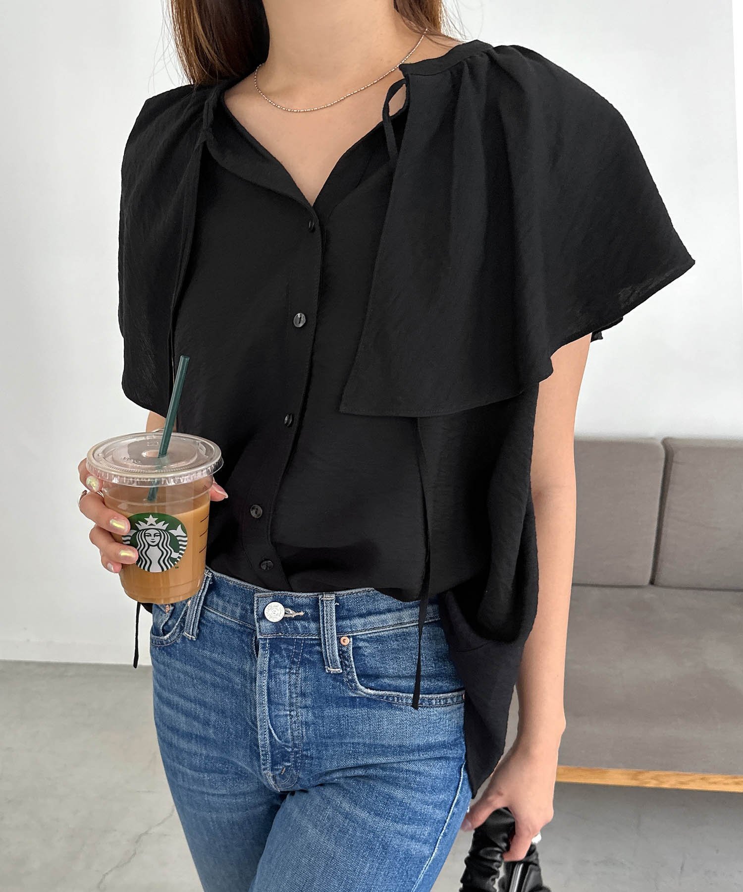 【アンドミー/andme】のフロントリボン フリルカラー シャツ ブラウス 人気、トレンドファッション・服の通販 founy(ファニー) 　ファッション　Fashion　レディースファッション　Fashion for Women　トップス・カットソー　Cut & Sew Tops　シャツ・ブラウス・オフィスカジュアル　Elegant Blouses & Button-Ups　おすすめ　Recommended / Our Picks　ダウン　Down, Puffer　トレンド　Trend, Trending Now　フリル　Frill, Ruffle　フロント　Front, Front Design　リボン　Ribbon, Bow　 other-1|ID: prp329100004648408 ipo3291000000033560716