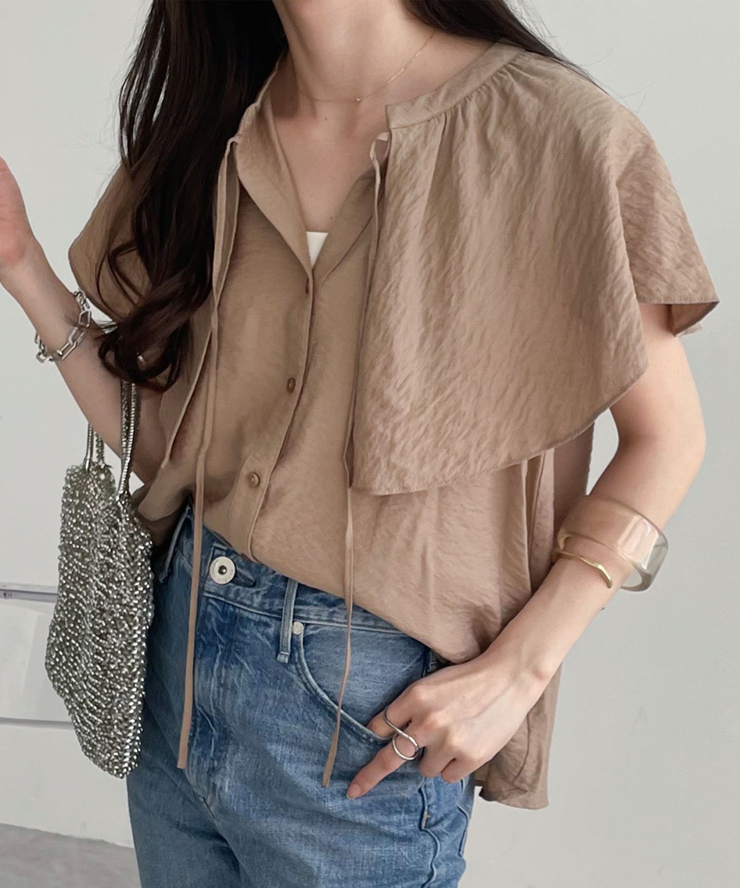 【アンドミー/andme】のフロントリボン フリルカラー シャツ ブラウス インテリア・キッズ・メンズ・レディースファッション・服の通販 founy(ファニー) 　ファッション　Fashion　レディースファッション　Fashion for Women　トップス・カットソー　Cut & Sew Tops　シャツ・ブラウス・オフィスカジュアル　Elegant Blouses & Button-Ups　おすすめ　Recommended / Our Picks　ダウン　Down, Puffer　トレンド　Trend, Trending Now　フリル　Frill, Ruffle　フロント　Front, Front Design　リボン　Ribbon, Bow　モカベージュ|ID: prp329100004648408 ipo3291000000033560721