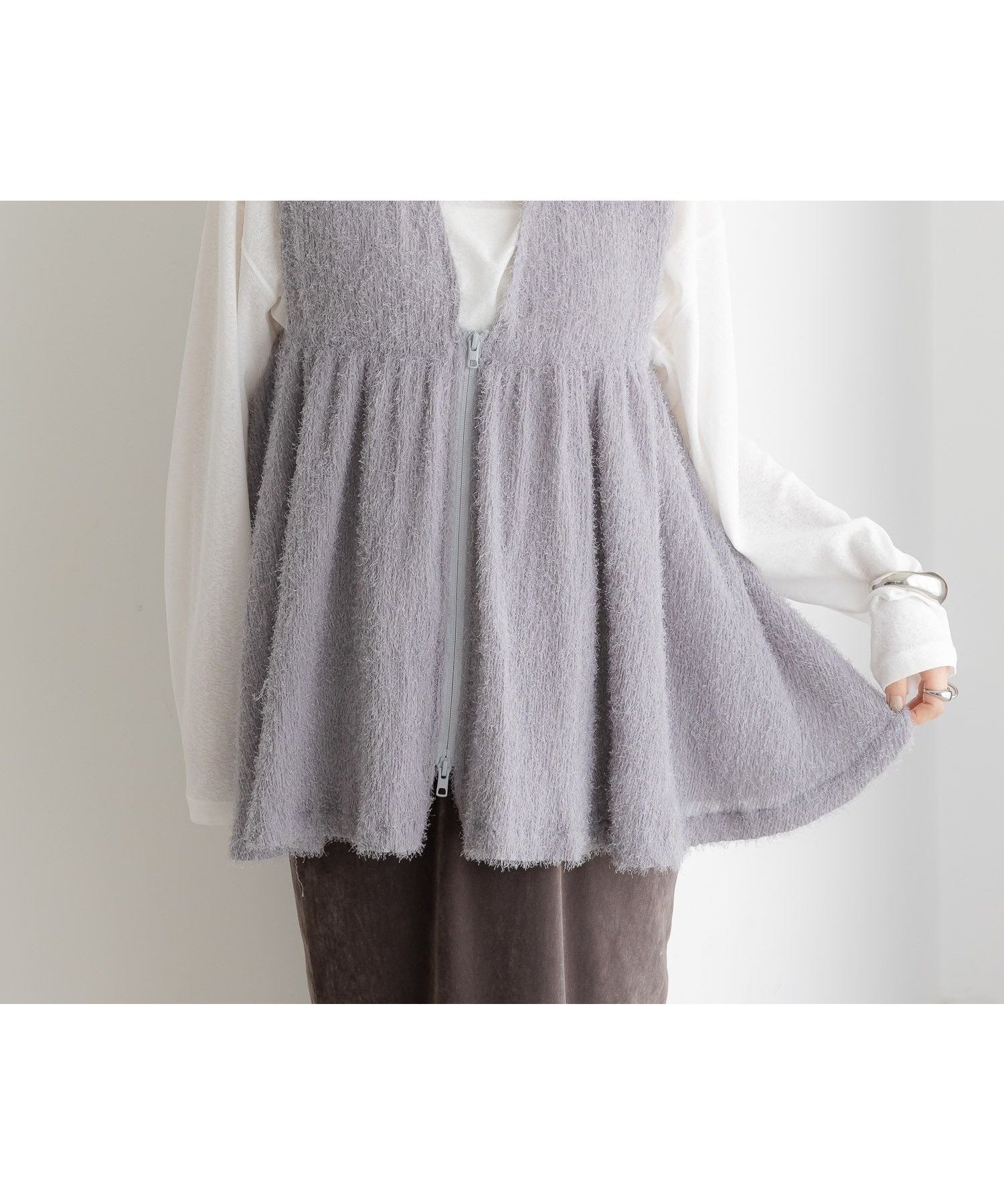 【ローリーズファーム/LOWRYS FARM】のフェザーZIPベスト 人気、トレンドファッション・服の通販 founy(ファニー) 　ファッション　Fashion　レディースファッション　Fashion for Women　アウター　Coat / Outerwear Collection　トップス・カットソー　Cut & Sew Tops　ベスト&ジレ / 重ね着スタイル　Vests & Gilets　ギャザー　Gathered, Ruffled　シアー　Sheer, See-Through　ストレッチ　Stretch, Stretchy Fabric　フェザー　Feather, Feather Detail　フリンジ　Fringe, Tassel　ベスト　Vest, Waistcoat　ペプラム　Peplum, Flared Hem　 other-1|ID: prp329100004648476 ipo3291000000033561739