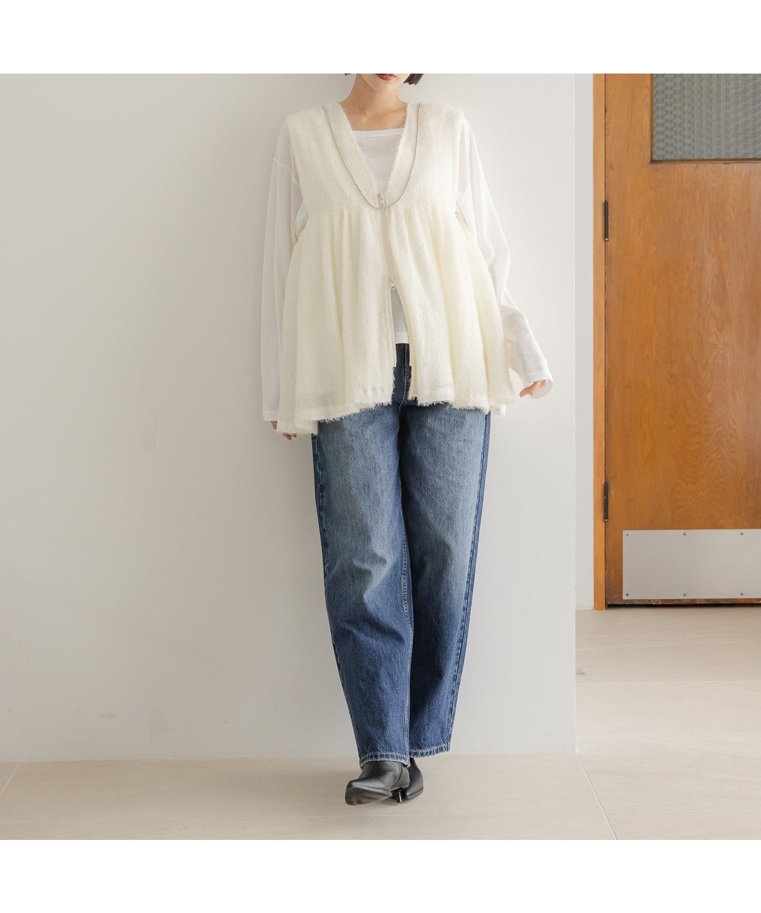 【ローリーズファーム/LOWRYS FARM】のフェザーZIPベスト インテリア・キッズ・メンズ・レディースファッション・服の通販 founy(ファニー) 　ファッション　Fashion　レディースファッション　Fashion for Women　アウター　Coat / Outerwear Collection　トップス・カットソー　Cut & Sew Tops　ベスト&ジレ / 重ね着スタイル　Vests & Gilets　ギャザー　Gathered, Ruffled　シアー　Sheer, See-Through　ストレッチ　Stretch, Stretchy Fabric　フェザー　Feather, Feather Detail　フリンジ　Fringe, Tassel　ベスト　Vest, Waistcoat　ペプラム　Peplum, Flared Hem　アイボリー08|ID: prp329100004648476 ipo3291000000033561742