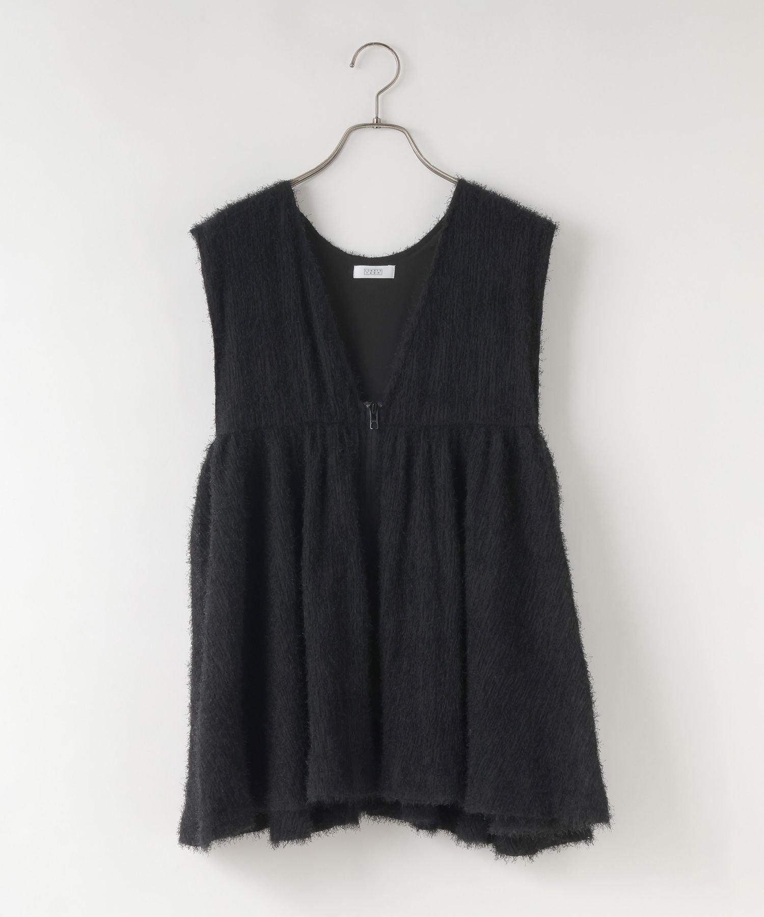 【ローリーズファーム/LOWRYS FARM】のフェザーZIPベスト インテリア・キッズ・メンズ・レディースファッション・服の通販 founy(ファニー) 　ファッション　Fashion　レディースファッション　Fashion for Women　アウター　Coat / Outerwear Collection　トップス・カットソー　Cut & Sew Tops　ベスト&ジレ / 重ね着スタイル　Vests & Gilets　ギャザー　Gathered, Ruffled　シアー　Sheer, See-Through　ストレッチ　Stretch, Stretchy Fabric　フェザー　Feather, Feather Detail　フリンジ　Fringe, Tassel　ベスト　Vest, Waistcoat　ペプラム　Peplum, Flared Hem　ブラック09|ID: prp329100004648476 ipo3291000000033561744
