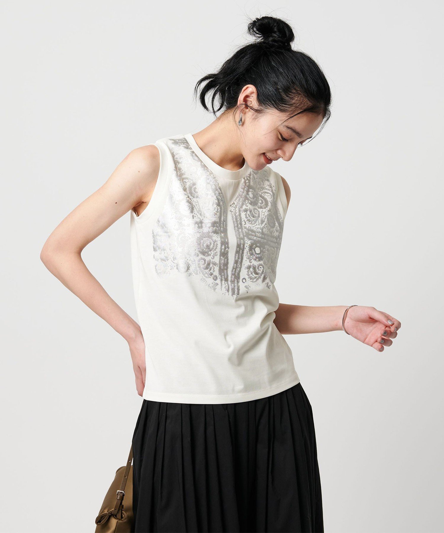 【ビューティ&ユース ユナイテッドアローズ/BEAUTY&YOUTH / UNITED ARROWS】の【WEB限定】グリッタートロンプルイユ ノースリーブTシャツ インテリア・キッズ・メンズ・レディースファッション・服の通販 founy(ファニー) 　ファッション　Fashion　レディースファッション　Fashion for Women　トップス・カットソー　Cut & Sew Tops　キャミソール&ノースリーブ　Camisoles & Sleeveless Tops　シャツ・ブラウス・オフィスカジュアル　Elegant Blouses & Button-Ups　ロングTシャツ・Tシャツ　Longline T-Shirts & Tees　アンティーク　Antique-Inspired　インナー　Innerwear　カーディガン　Cardigan, Knitwear　シルバー　Silver, Metallic Silver　シンプル　Simple, Minimal　ジャケット　Jacket, Outerwear　スラックス　Slacks, Dress Pants　デニム　Denim, Jeans Material　ノースリーブ　Sleeveless, No-Sleeve　フェミニン　Feminine, Girly　プリント　Print, Printed Pattern　レース　Lace, Lace Fabric　WHITE|ID: prp329100004648709 ipo3291000000033567387
