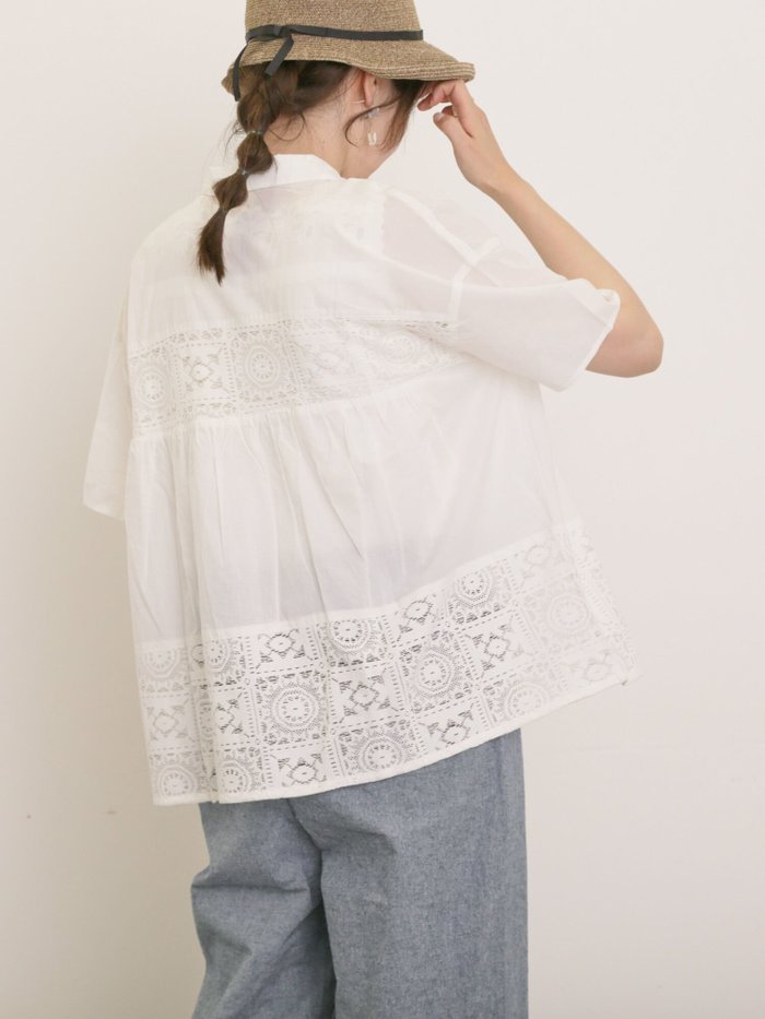 【サマンサモスモス/Samansa Mos2】のインド裾レースシャツ インテリア・キッズ・メンズ・レディースファッション・服の通販 founy(ファニー) https://founy.com/ ファッション Fashion レディースファッション Fashion for Women トップス・カットソー Cut & Sew Tops シャツ・ブラウス・オフィスカジュアル Elegant Blouses & Button-Ups インド Indian Textile ギャザー Gathered, Ruffled フォルム Silhouette, Form レース Lace, Lace Fabric |ID: prp329100004649006 ipo3291000000033574260