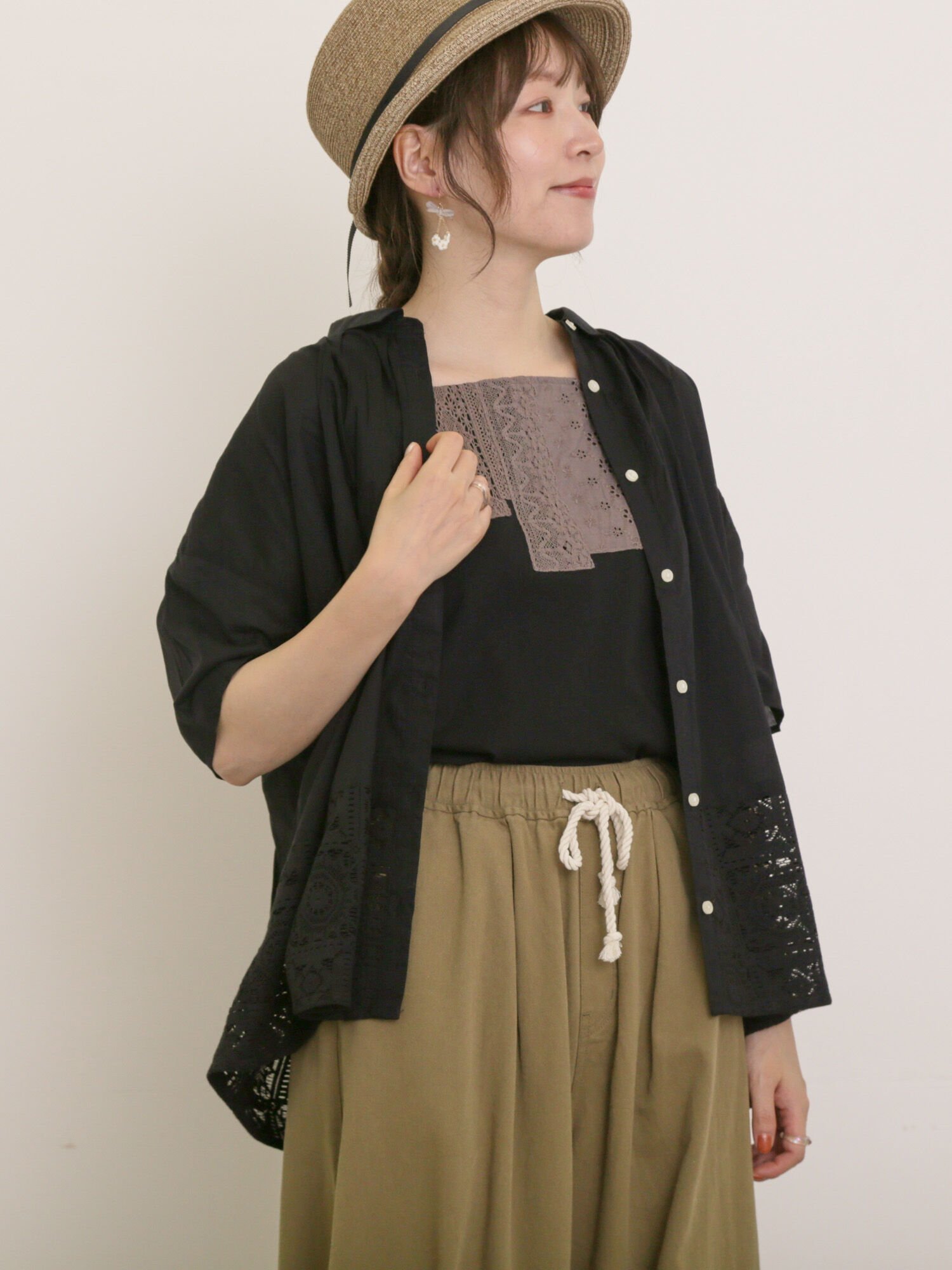 【サマンサモスモス/Samansa Mos2】のインド裾レースシャツ インテリア・キッズ・メンズ・レディースファッション・服の通販 founy(ファニー) 　ファッション　Fashion　レディースファッション　Fashion for Women　トップス・カットソー　Cut & Sew Tops　シャツ・ブラウス・オフィスカジュアル　Elegant Blouses & Button-Ups　インド　Indian Textile　ギャザー　Gathered, Ruffled　フォルム　Silhouette, Form　レース　Lace, Lace Fabric　ブラック|ID: prp329100004649006 ipo3291000000033574268