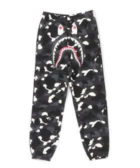 【アベイシングエイプ/A BATHING APE / MEN】のCITY CAMO SHARK RELAXED FIT SWEATPANTS 人気、トレンドファッション・服の通販 founy(ファニー) ファッション Fashion メンズファッション Fashion for Men ボトムス Bottoms ドローコード Drawcord, Drawstring Cord フロント Front, Front Design プリント Print, Printed Pattern モチーフ Motif, Design Theme ラバー Rubber, Rubber Sole |ID:prp329100004649010