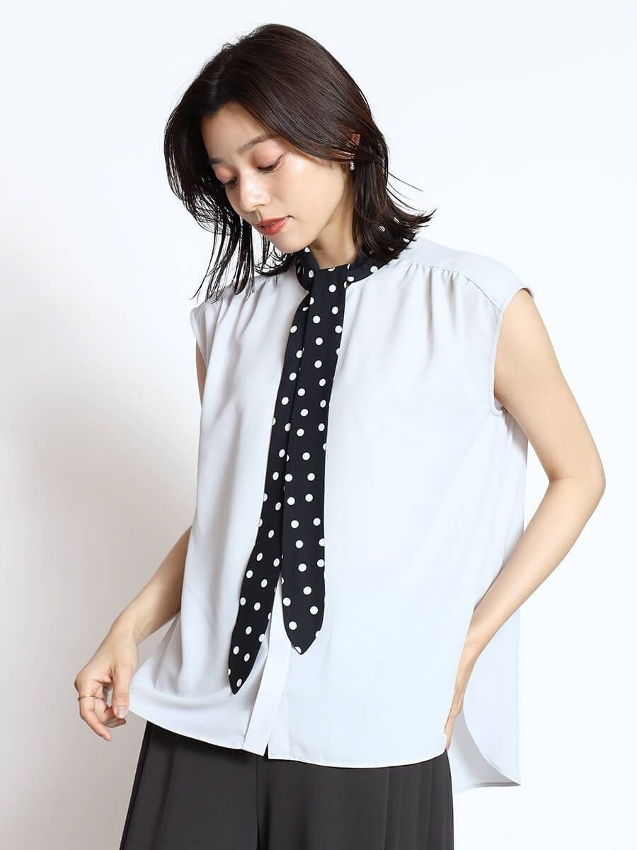 【ヴァン/Vin】のドットボウタイブラウス インテリア・キッズ・メンズ・レディースファッション・服の通販 founy(ファニー) 　ファッション　Fashion　レディースファッション　Fashion for Women　トップス・カットソー　Cut & Sew Tops　シャツ・ブラウス・オフィスカジュアル　Elegant Blouses & Button-Ups　ギャザー　Gathered, Ruffled　クラシカル　Classical, Vintage-Inspired　ジョーゼット　Georgette, Semi-Sheer Fabric　ドット　Polka Dot, Dot Pattern　ドレープ　Drape, Draping Fabric　フェミニン　Feminine, Girly　モノトーン　Monotone, Black and White　ヨーク　Yoke, Yoke Design　ワイド　Wide, Wide Fit　エレガント 上品　Elegant　ライトグレー|ID: prp329100004649017 ipo3291000000033574448
