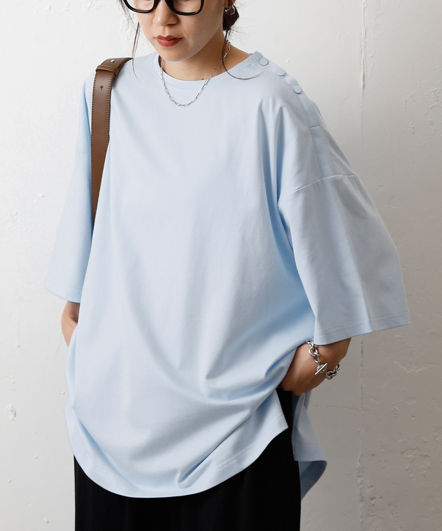 【コロニートゥーワンスリーナイン/COLONY 2139】の肩ボタンビッグシルエットTシャツ インテリア・キッズ・メンズ・レディースファッション・服の通販 founy(ファニー) 　ファッション　Fashion　レディースファッション　Fashion for Women　トップス・カットソー　Cut & Sew Tops　シャツ・ブラウス・オフィスカジュアル　Elegant Blouses & Button-Ups　ロングTシャツ・Tシャツ　Longline T-Shirts & Tees　シンプル　Simple, Minimal　デニム　Denim, Jeans Material　定番　Standard, Basic Item　ビッグ　Big, Oversized　フェミニン　Feminine, Girly　リラックス　Relax, Relaxed Fit　エレガント 上品　Elegant　スカイブルー|ID: prp329100004649544 ipo3291000000033582700