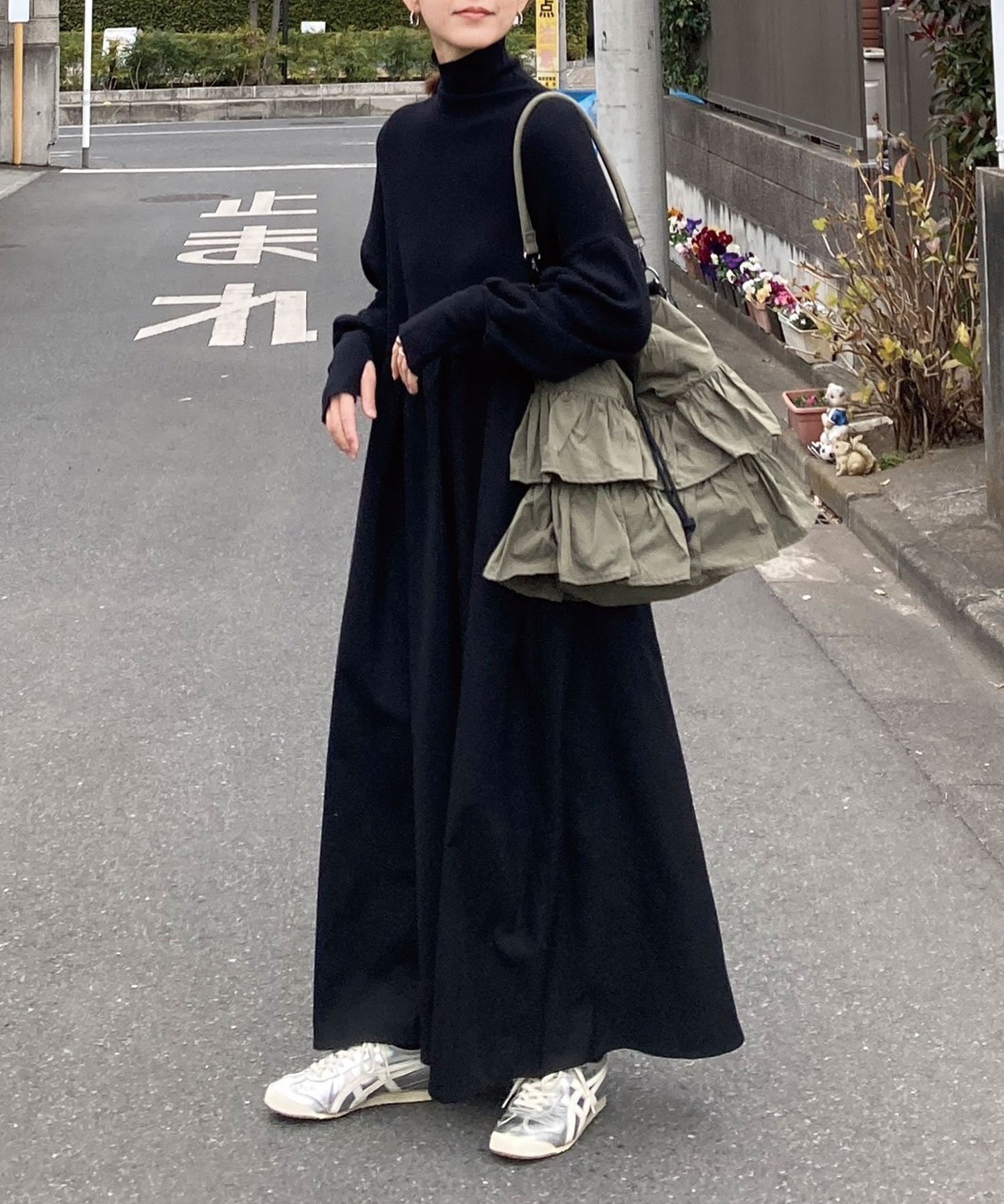 【コーナーズ/CORNERS】の【CORNERS by KR】指穴付きハイネックドッキングワンピース インテリア・キッズ・メンズ・レディースファッション・服の通販 founy(ファニー) 　ファッション　Fashion　レディースファッション　Fashion for Women　ワンピース　Dresses　アクセサリー　Fashion Accessories　スニーカー　Sneakers, Trainers　トレンド　Trend, Trending Now　ドッキング　Docking, Mixed Material　切替　Switching, Contrast Panel　ブラック|ID: prp329100004649575 ipo3291000000033583825