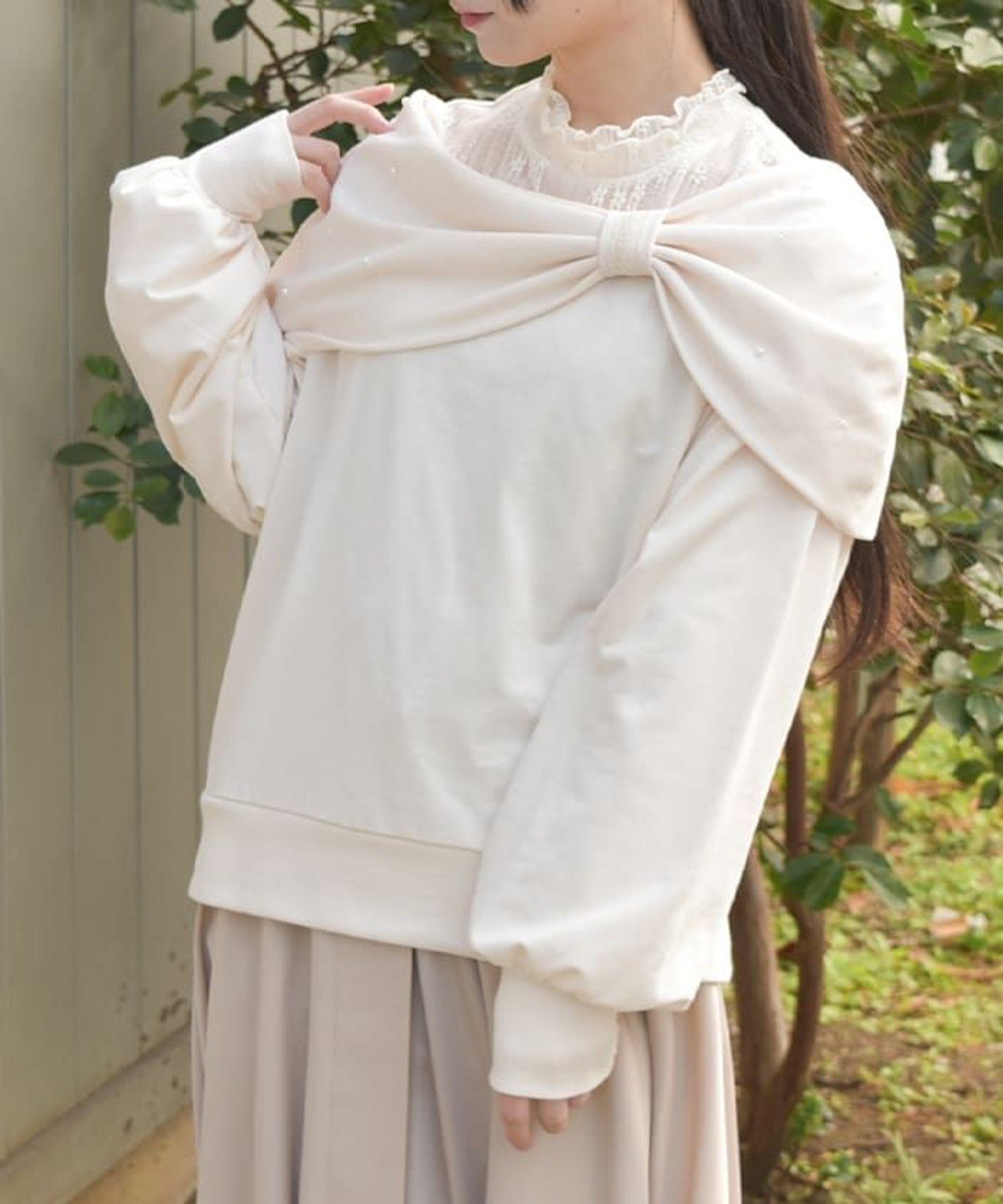 【アクシーズファム/axes femme】のランダムパールリボンプルオーバー インテリア・キッズ・メンズ・レディースファッション・服の通販 founy(ファニー) 　ファッション　Fashion　レディースファッション　Fashion for Women　トップス・カットソー　Cut & Sew Tops　カジュアルプルオーバー・ニットトップス　Pullovers & Knit Tops / Casual Pullovers　インナー　Innerwear　タンク　Tank Top, Sleeveless Top　ドレープ　Drape, Draping Fabric　パール　Pearl, Pearl Accent　フェミニン　Feminine, Girly　ランダム　Random, Irregular　リボン　Ribbon, Bow　長袖　Long Sleeve, Full Sleeve　生成り|ID: prp329100004650112 ipo3291000000033592761