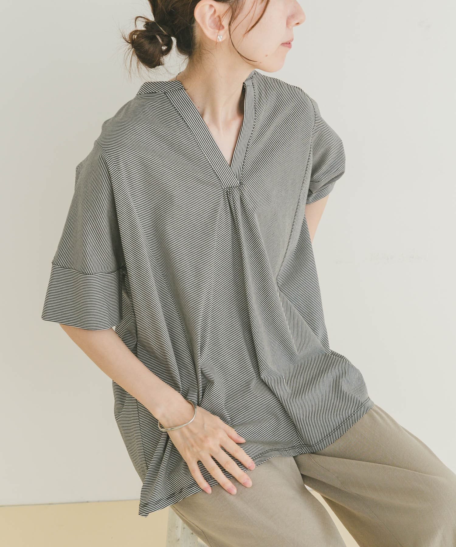 【アイテムズアーバンリサーチ/ITEMS URBAN RESEARCH】のフハクライクスキッパープルオーバー インテリア・キッズ・メンズ・レディースファッション・服の通販 founy(ファニー) 　ファッション　Fashion　レディースファッション　Fashion for Women　トップス・カットソー　Cut & Sew Tops　カジュアルプルオーバー・ニットトップス　Pullovers & Knit Tops / Casual Pullovers　2025年　2025　2025春夏・S/S　Spring/Summer 2025 SS25　ギャザー　Gathered, Ruffled　シンプル　Simple, Minimal　スキッパー　Skipper, Open Collar　ストライプ　Stripe, Striped Pattern　スリット　Slit, Slit Detail　エレガント 上品　Elegant　夏　Summer　S/S・春夏　SS, Spring/Summer, Warm Season　無地　Plain, Solid Color　BLK|ID: prp329100004650277 ipo3291000000033595089