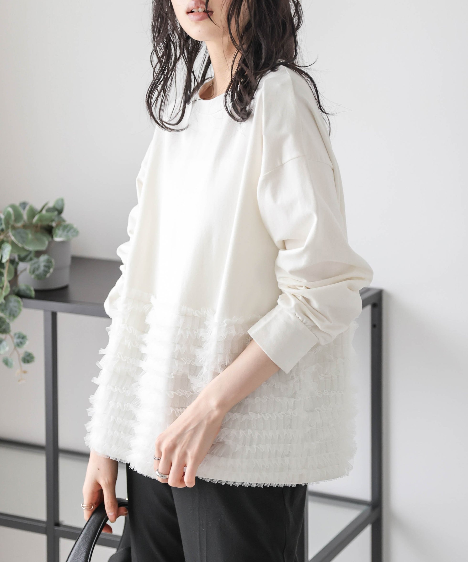 【ラジュール/Lajour】のチュールフリルプルオーバー インテリア・キッズ・メンズ・レディースファッション・服の通販 founy(ファニー) 　ファッション　Fashion　レディースファッション　Fashion for Women　トップス・カットソー　Cut & Sew Tops　カジュアルプルオーバー・ニットトップス　Pullovers & Knit Tops / Casual Pullovers　エアリー　Airy Texture　シンプル　Simple, Minimal　タイトスカート　Pencil Skirt, Tight Skirt　デニム　Denim, Jeans Material　トレンド　Trend, Trending Now　ベーシック　Basic, Essential　ロング　Long, Long-Length　ワイド　Wide, Wide Fit　定番　Standard, Basic Item　無地　Plain, Solid Color　ホワイト|ID: prp329100004650291 ipo3291000000033595522