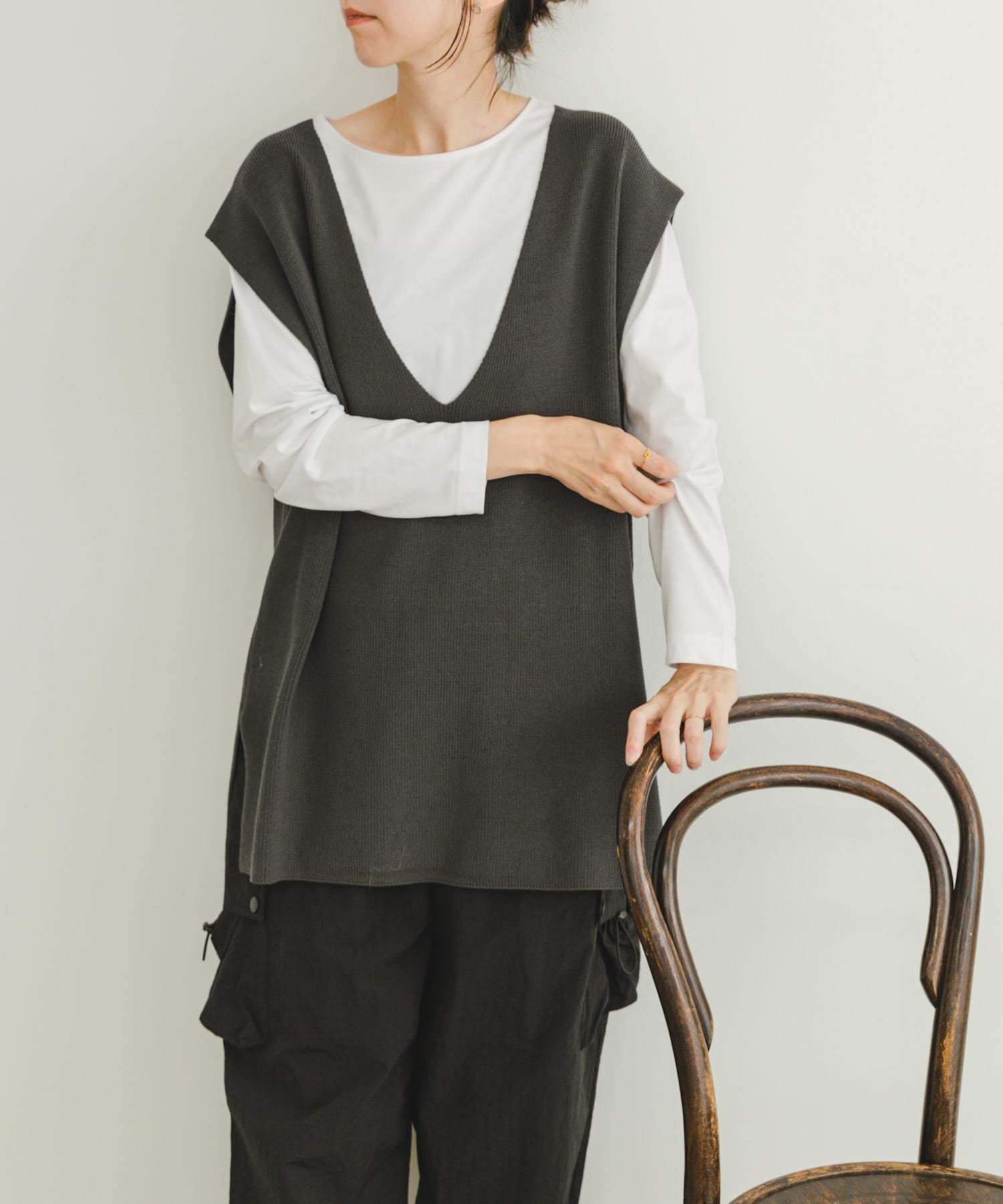 【アイテムズアーバンリサーチ/ITEMS URBAN RESEARCH】のロングTシャツ*ニットベストセット インテリア・キッズ・メンズ・レディースファッション・服の通販 founy(ファニー) 　ファッション　Fashion　レディースファッション　Fashion for Women　アウター　Coat / Outerwear Collection　トップス・カットソー　Cut & Sew Tops　ニット　Knit Tops & Sweaters　シャツ・ブラウス・オフィスカジュアル　Elegant Blouses & Button-Ups　ロングTシャツ・Tシャツ　Longline T-Shirts & Tees　ベスト&ジレ / 重ね着スタイル　Vests & Gilets　2024年　2024　2024-2025秋冬・A/W　Autumn/Winter 2024–25 AW24–25　冬　Winter / This Winter　シンプル　Simple, Minimal　ベスト　Vest, Waistcoat　ロング　Long, Long-Length　A/W・秋冬　Autumn/Winter　CHA|ID: prp329100004650435 ipo3291000000033596687