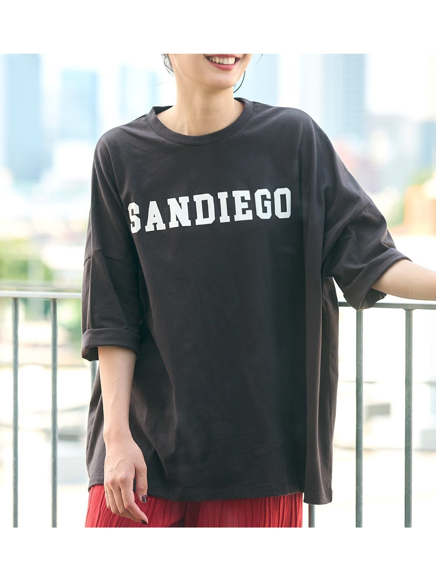 【コカ/COCA】のロゴビックTシャツ インテリア・キッズ・メンズ・レディースファッション・服の通販 founy(ファニー) 　ファッション　Fashion　レディースファッション　Fashion for Women　トップス・カットソー　Cut & Sew Tops　シャツ・ブラウス・オフィスカジュアル　Elegant Blouses & Button-Ups　ロングTシャツ・Tシャツ　Longline T-Shirts & Tees　カットソー　Cut and Sewn Top　キャップ　Cap, Baseball Cap　ショルダー　Shoulder, Shoulder Strap　スキニー　Skinny, Slim Fit　スニーカー　Sneakers, Trainers　タイトスカート　Pencil Skirt, Tight Skirt　ドロップ　Drop Shoulder, Dropped Style　バランス　Balance, Style Balance　ビッグ　Big, Oversized　プリント　Print, Printed Pattern　ポケット　Pocket, Pocket Detail　ロング　Long, Long-Length　ワイド　Wide, Wide Fit　Charcoal|ID: prp329100004650465 ipo3291000000033596872